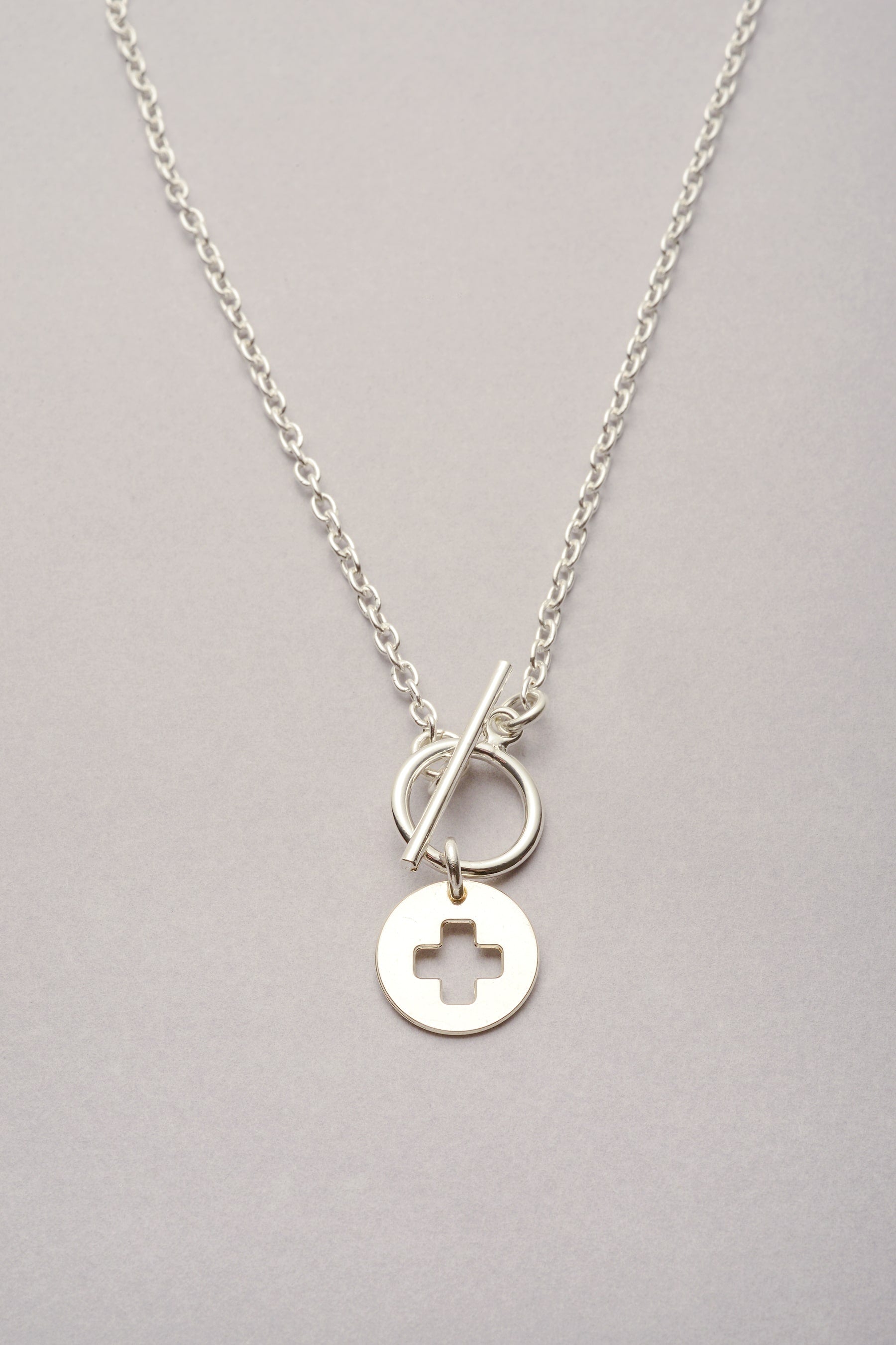 Collier chaîne fine médaille Croix "Cruz" pour femme. Bijou fabriqué en France. 