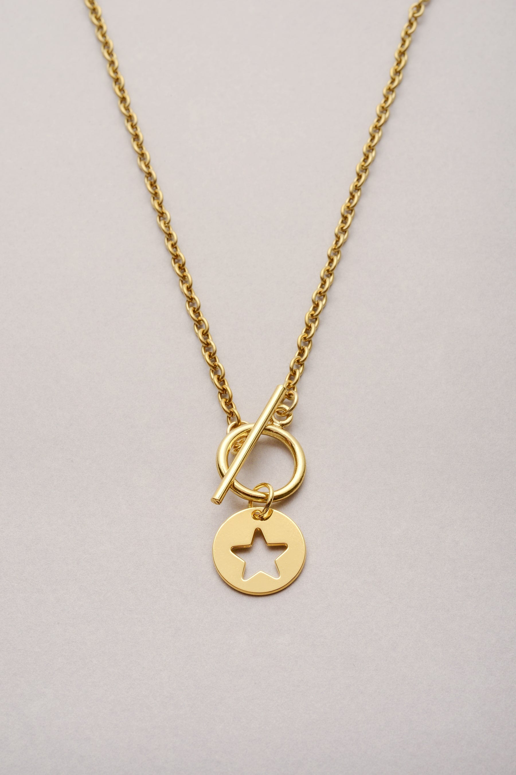 Le collier chaîne fine médaille étoile doré "Lou" est fabriqué en France. Ce bijou existe en argenté. Bijou pour femme, ado ou fille, il convient à toutes les générations ! 