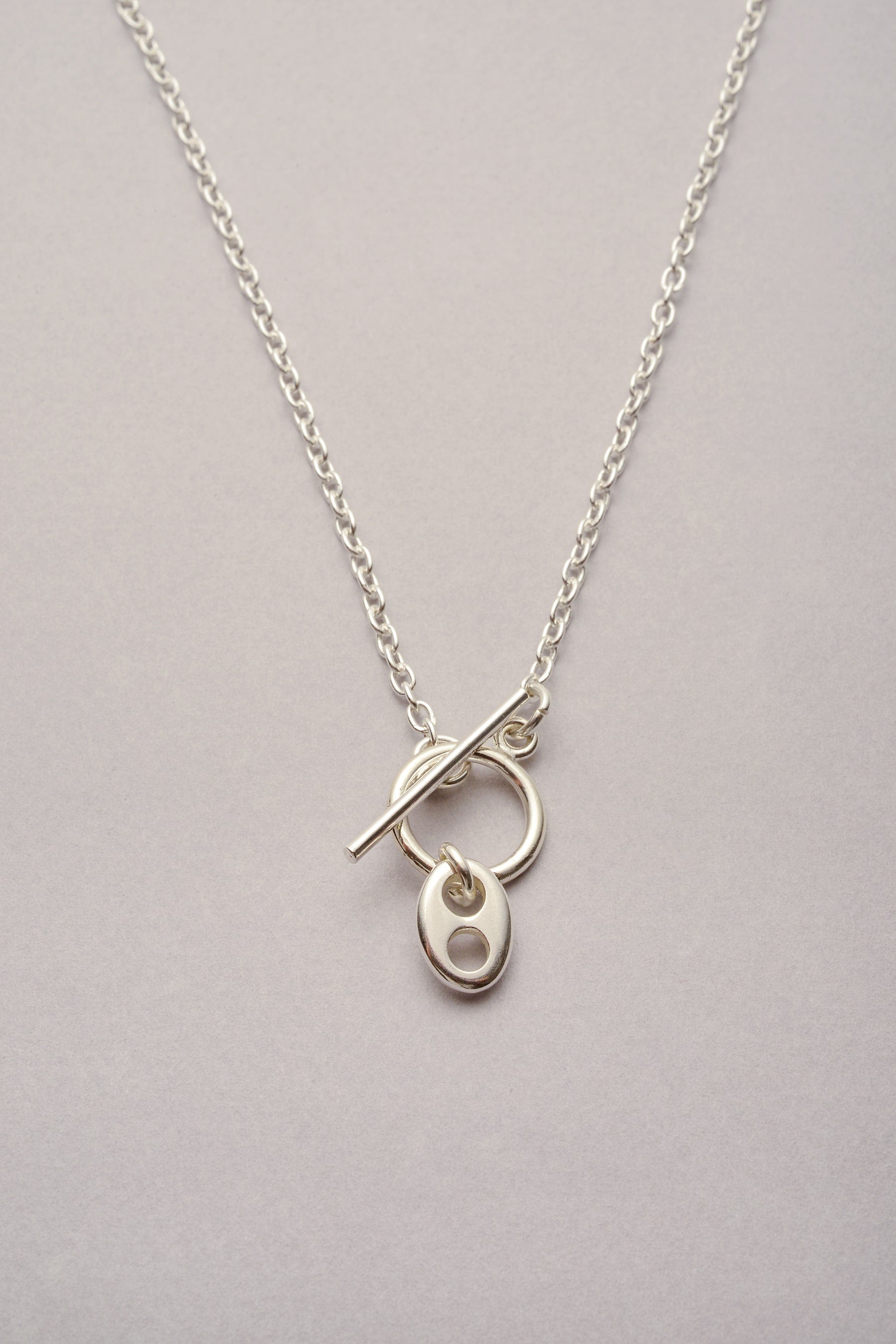 Le collier chaîne fine pendentif grain de café argenté "Lou" est fabriqué en France. Bijou pour femme argenté. 