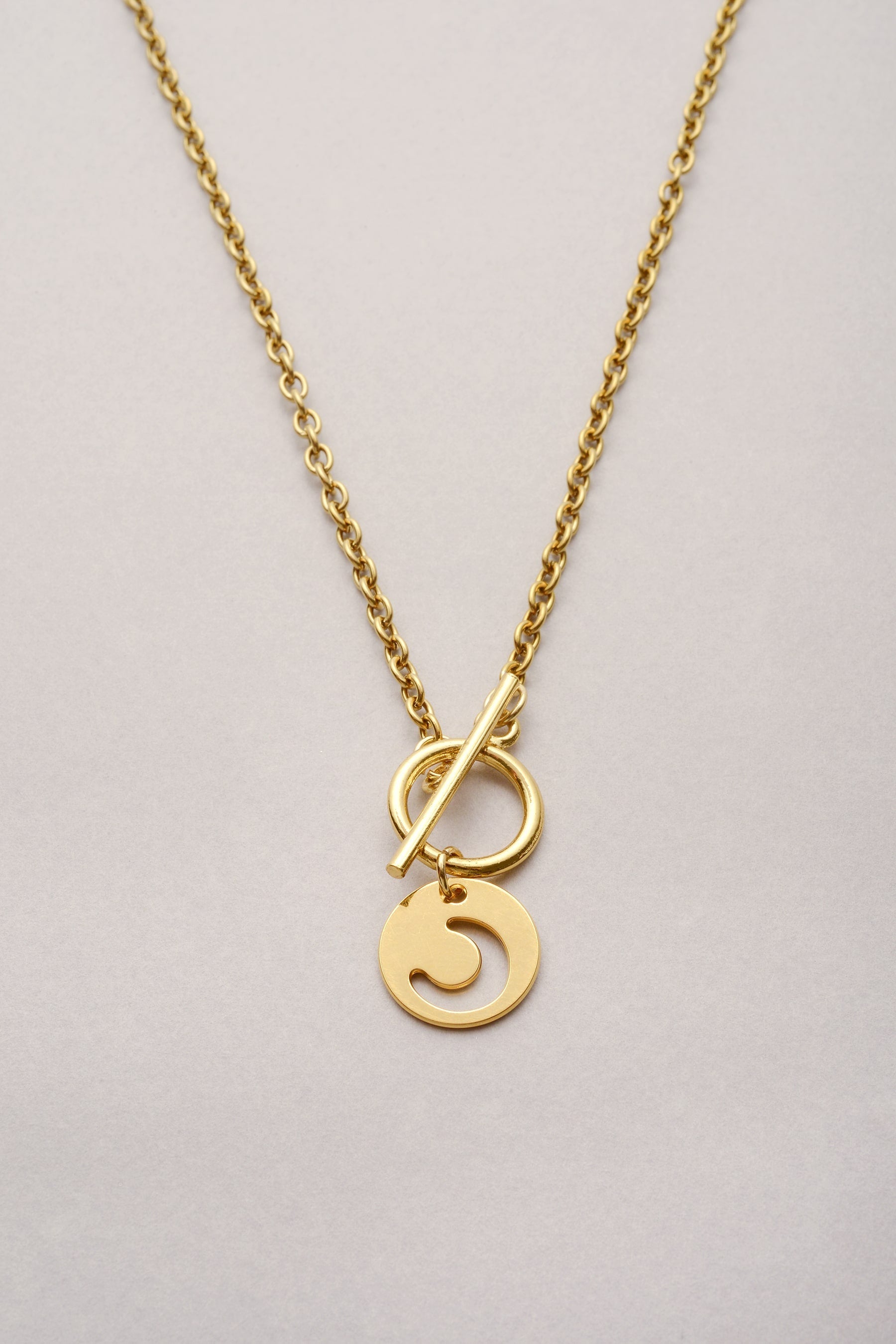 Le collier chaîne fine pendentif lune doré "Lou" est fabriqué en France. Bijou pour femme disponible en plusieurs taille. 