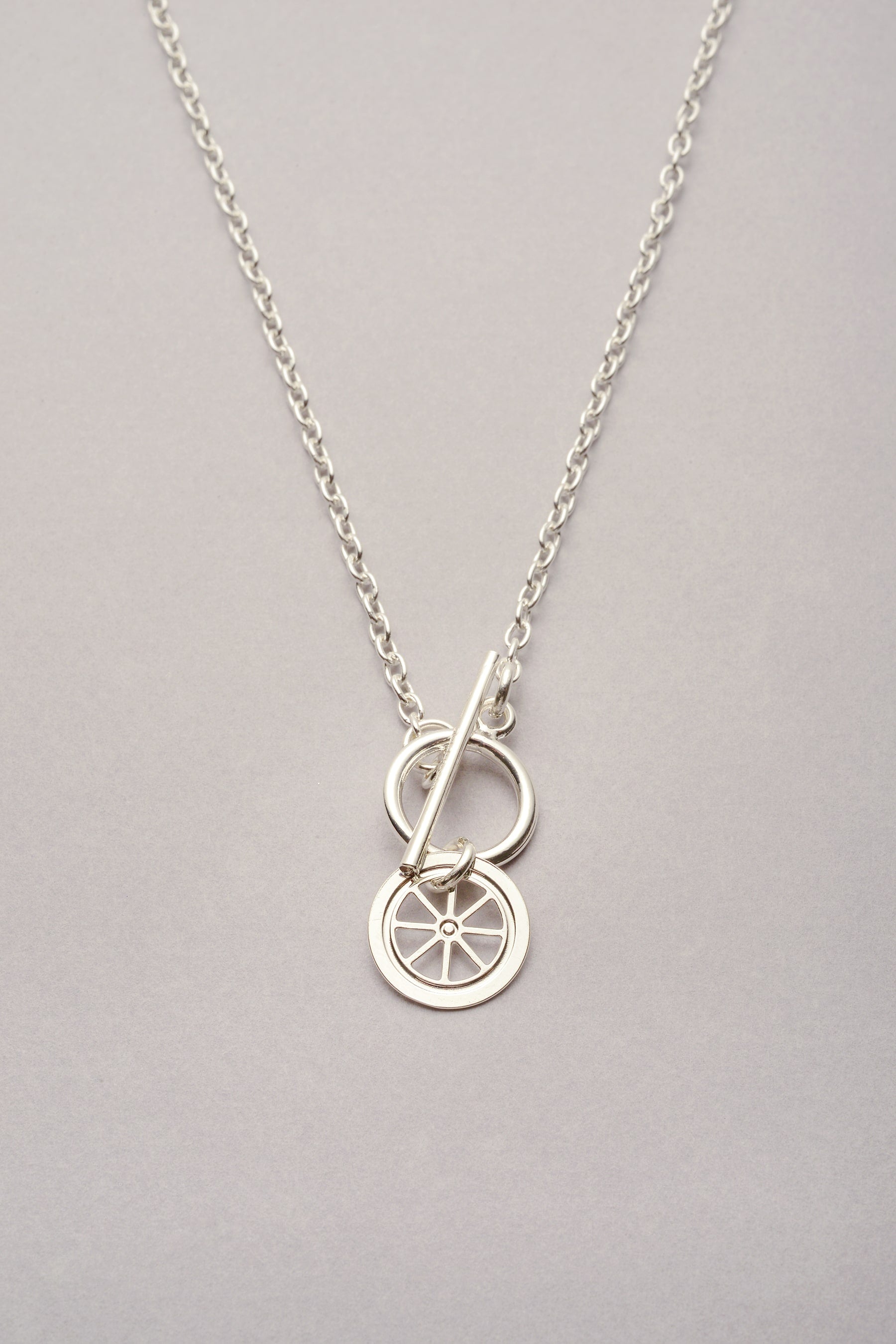 Le collier chaîne fine pendentif roue argenté "Lou" est fabriqué en France. pendentif roue inspiré du triporteur bijoux Musardise à Toulouse. 