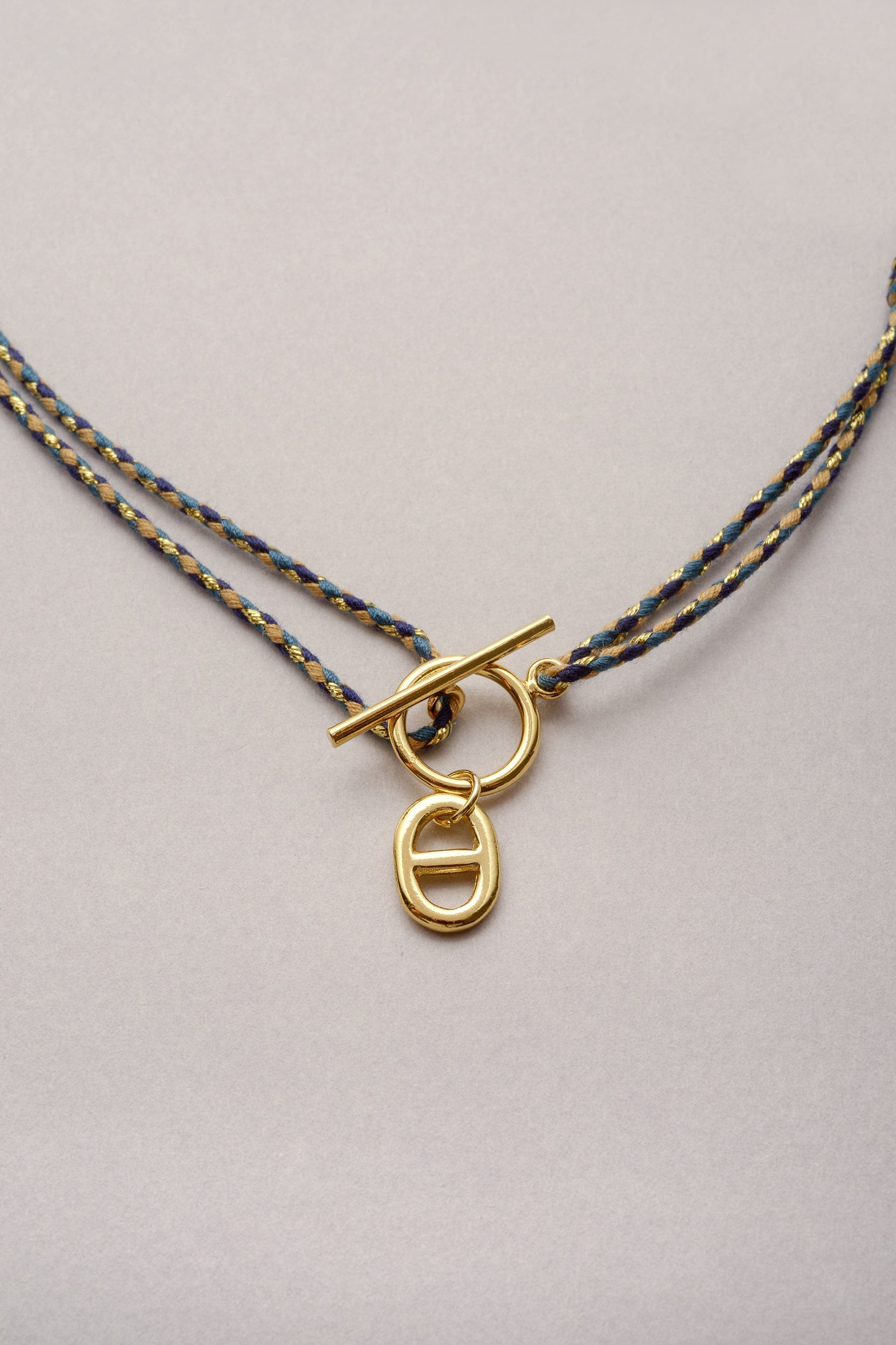 Le collier Lou maille dorée de Musardise sur cordon tressé coloré et réglable. 