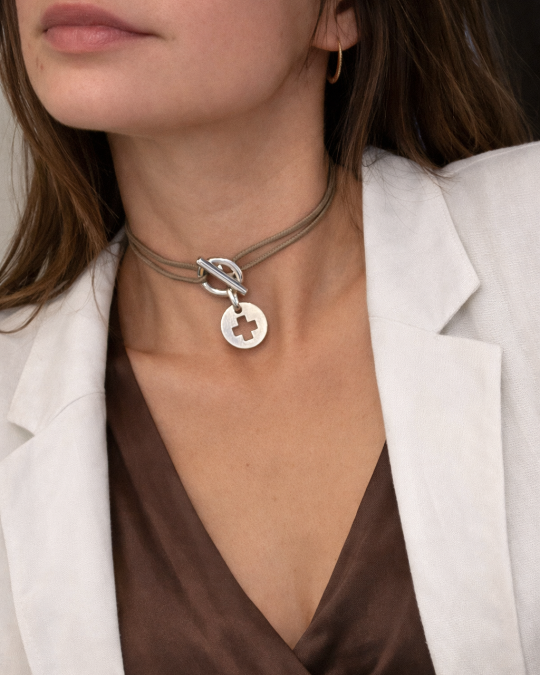 Collier avec pendentif croix. Collier argenté pour femme. Bijou cordon. 