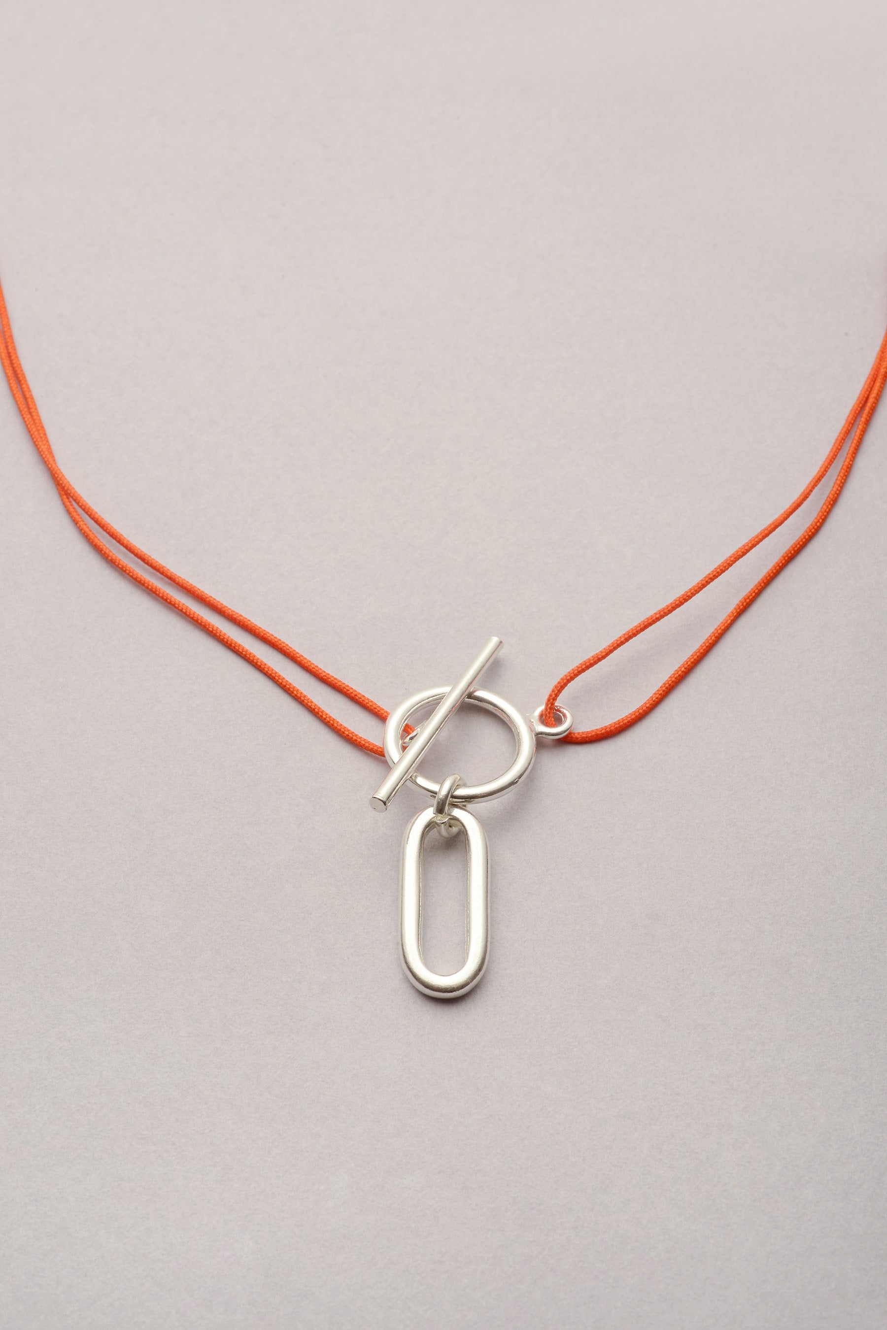 Collier Ricky Lou Musardise, bijou fantaisie français en cordon fin coloré personnalisable avec pendentif rectangulaire argenté, assemblé à la main à Toulouse.