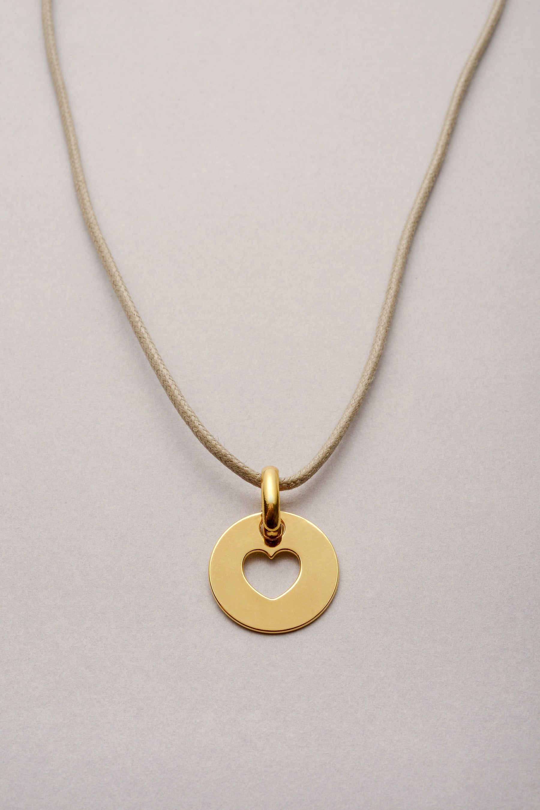 Ce collier est composé d'un cordon et d'une médaille avec un coeur évidé doré à l'or fin. Ce collier est réglable, il est donc pratique au quotidien : c'est vous quoi choisissez la longueur ! 