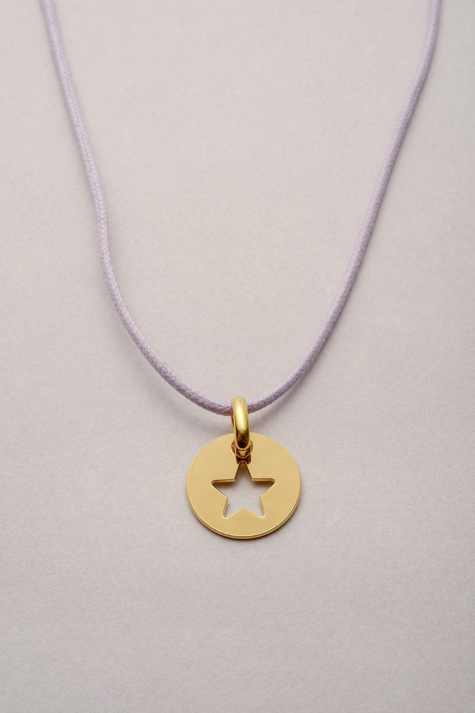 Le collier médaille étoile doré est un classique en bijouterie. Ce bijou est fabriqu et doré en France. 