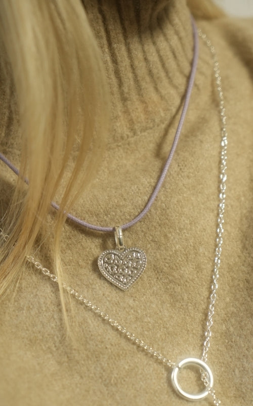 Le collier pendentif de la collection coeur Sauvage avec le motif imprimé léopard