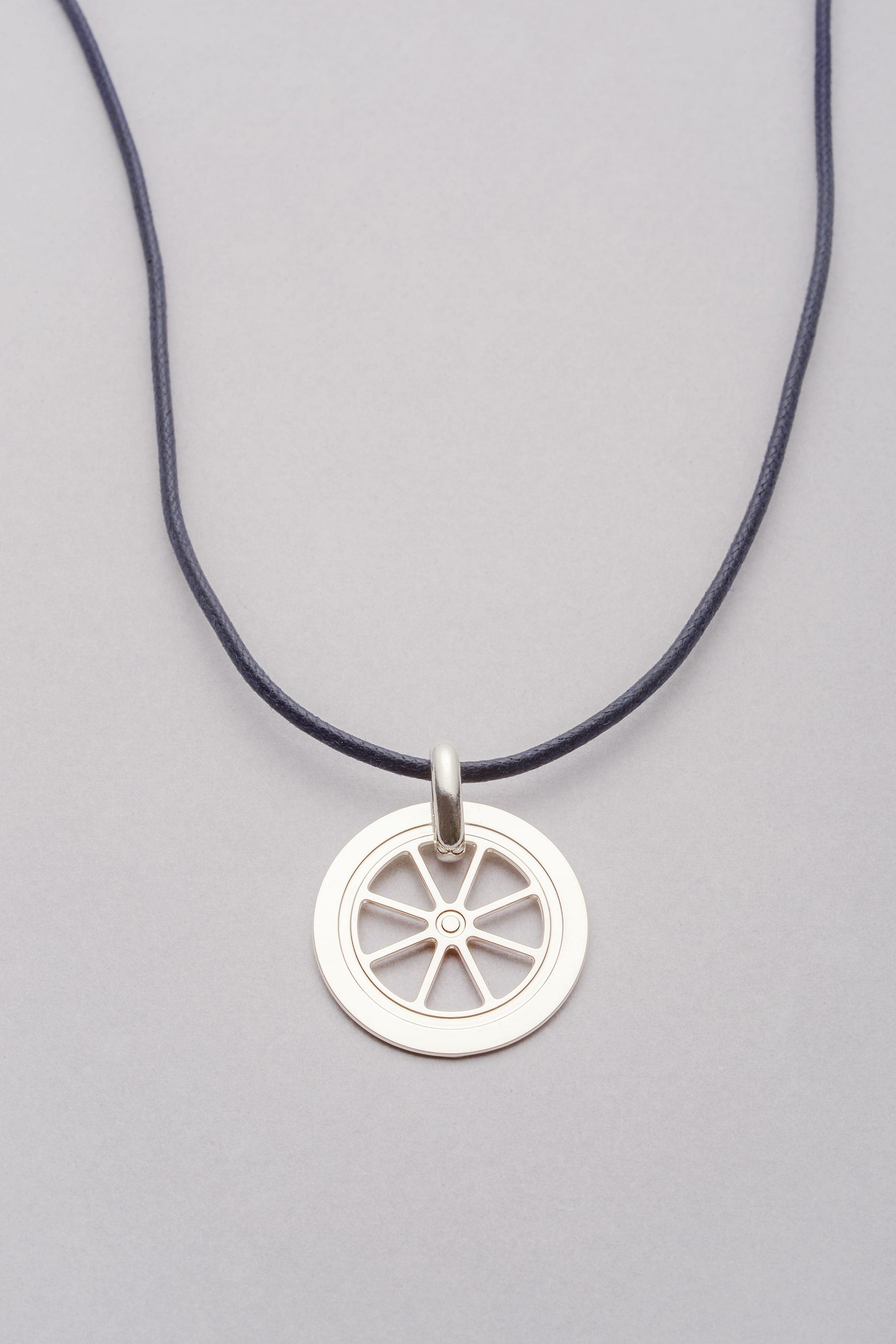 Collier pendentif Roue argenté fabriqué en France. Bijou argenté pour femme. Collier ajustable avec pendentif argenté. 
