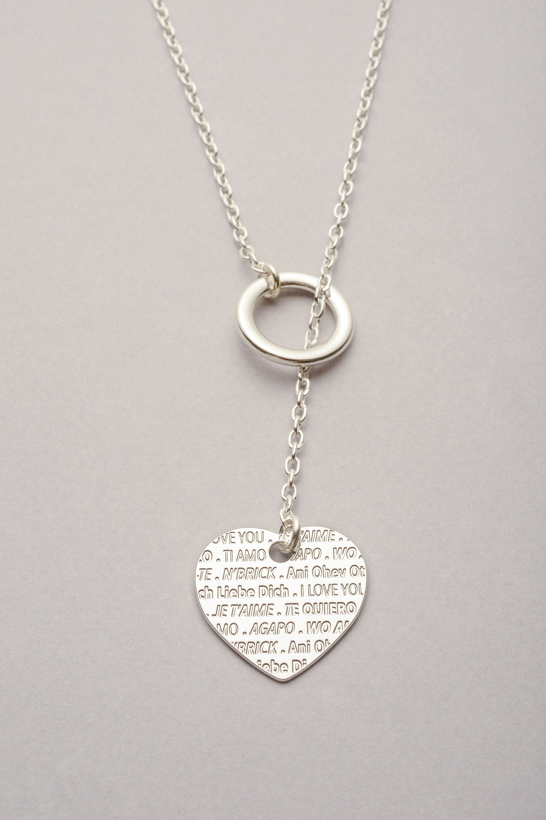 Collier sautoir argenté Daya avec pendentif cœur gravé “Je t’aime” en plusieurs langues, bijou fantaisie fabriqué en France et assemblé à Toulouse