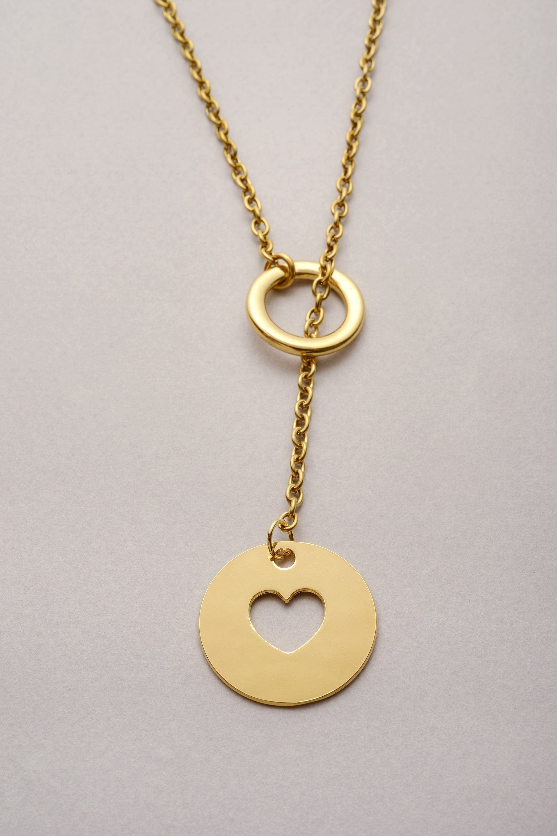 Collier sautoir doré Daya avec pendentif rond cœur ajouré, bijou fantaisie Musardise fabriqué en France.