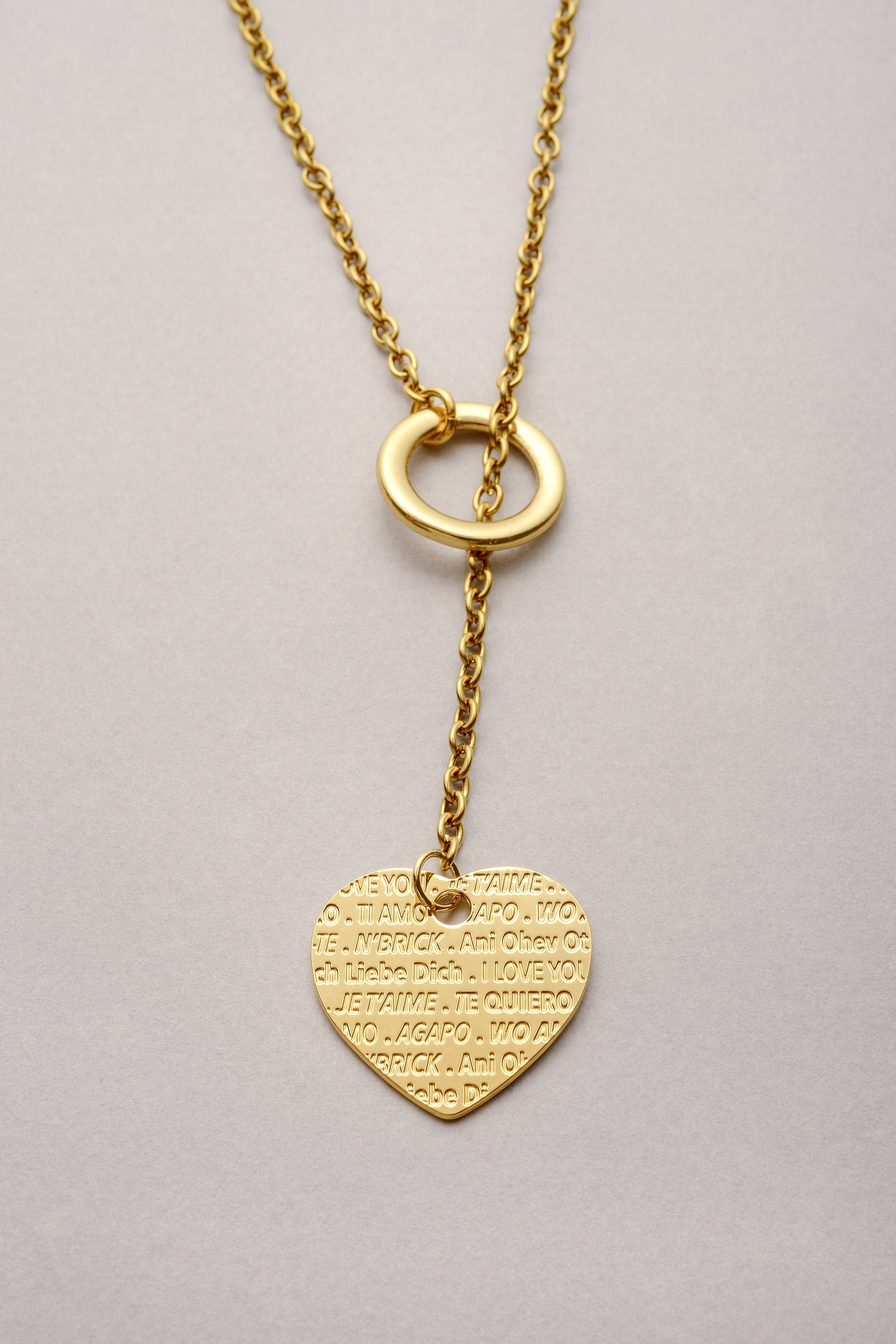 Collier sautoir doré Daya avec pendentif coeur gravé "je t'aime" en plusieurs langues, bijou fantaisie Musardise fabriqué en France et assemblé à Toulouse
