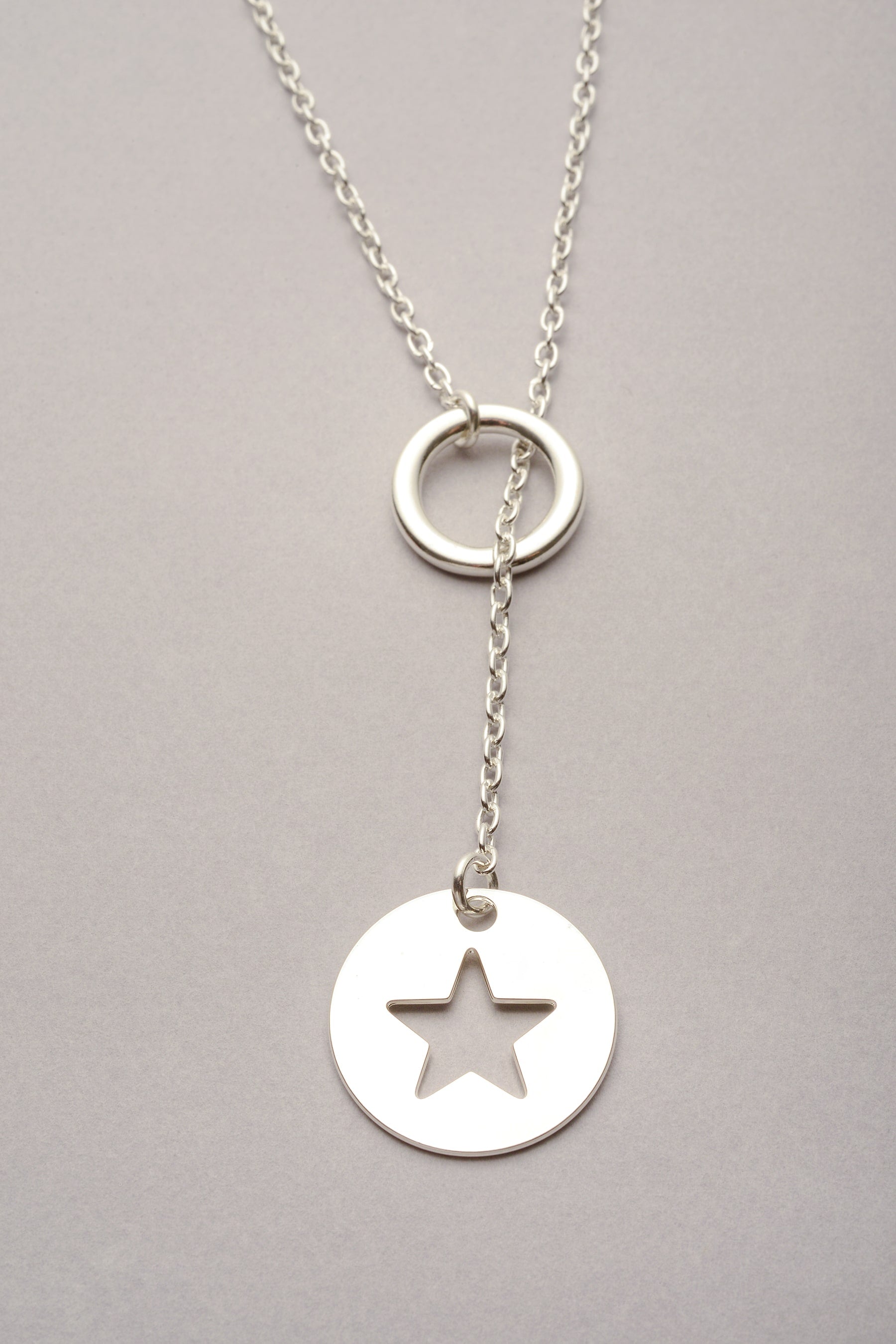 Collier sautoir argenté Daya avec pendentif rond étoile ajourée, bijou fantaisie féminin fabriqué en France.