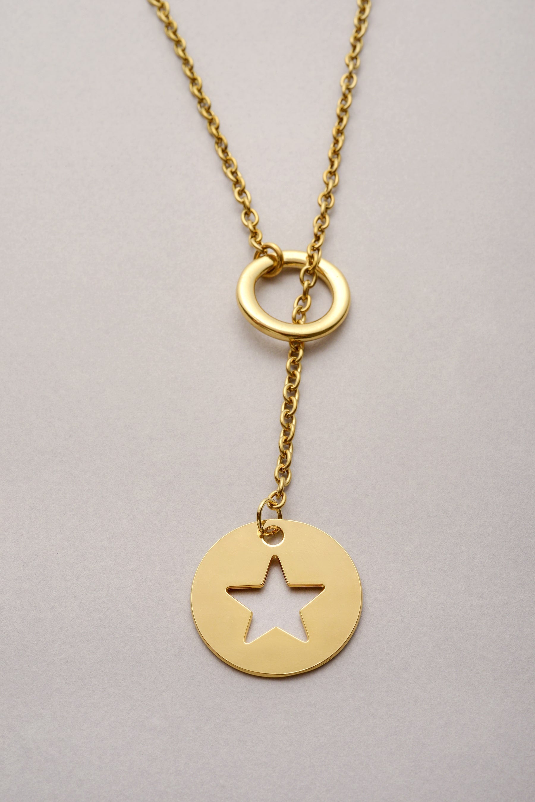 Collier sautoir doré Daya avec pendentif rond étoile ajourée, bijou fantaisie Musardise fabriqué en France.
