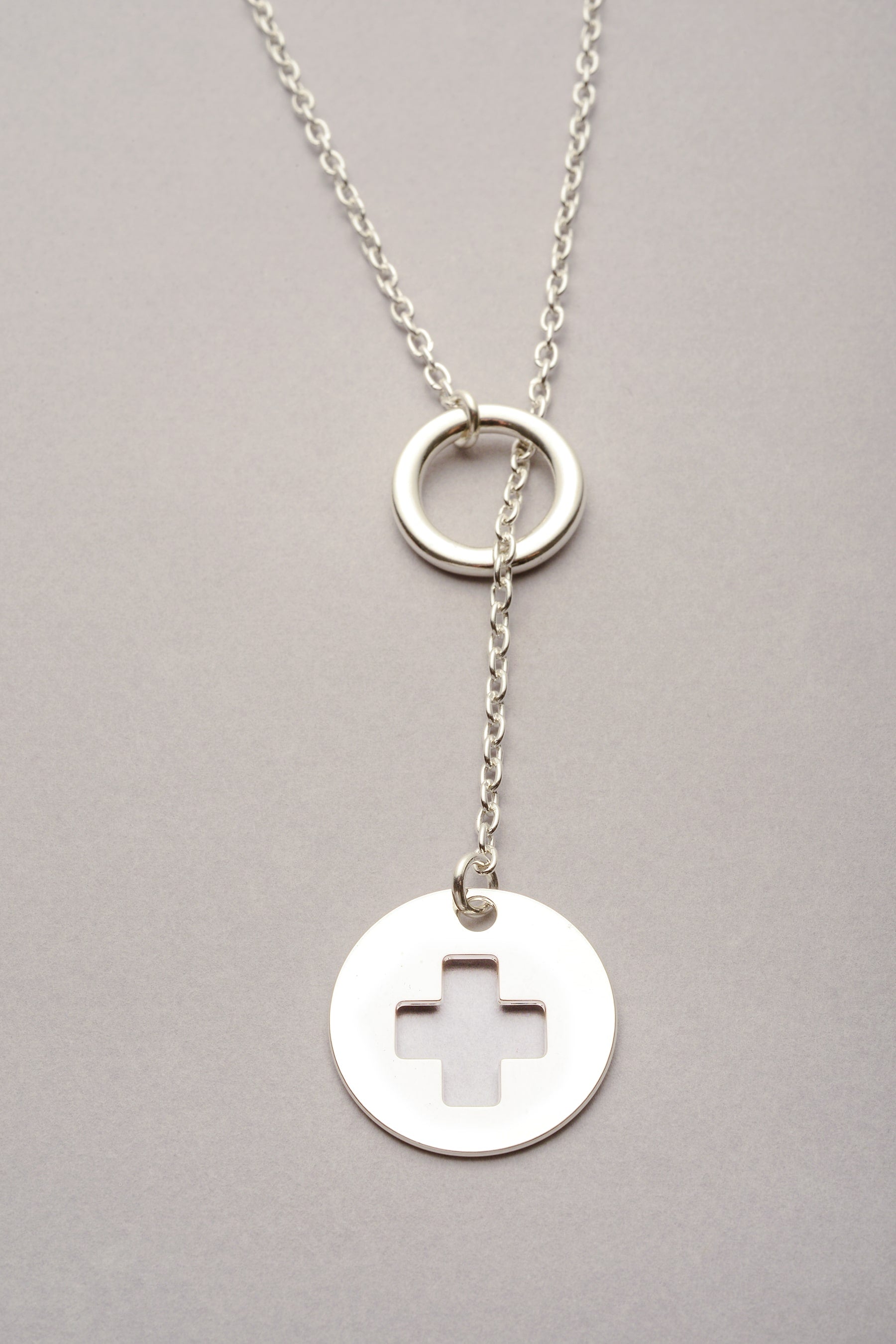 Collier sautoir croix argenté Cruz pour femme. Bijou fabriqué en France. 