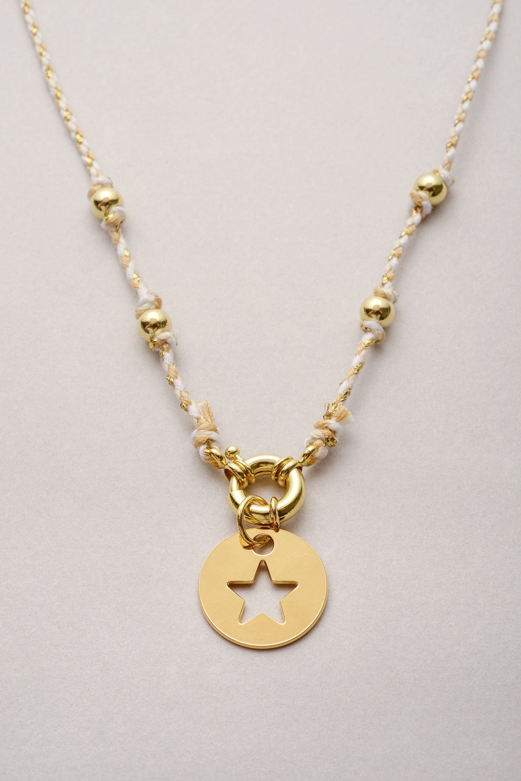 Collier tressé médaille Étoile doré. Bijou pour femme fabriqué en France. Ce collier est assemblé à Toulouse.