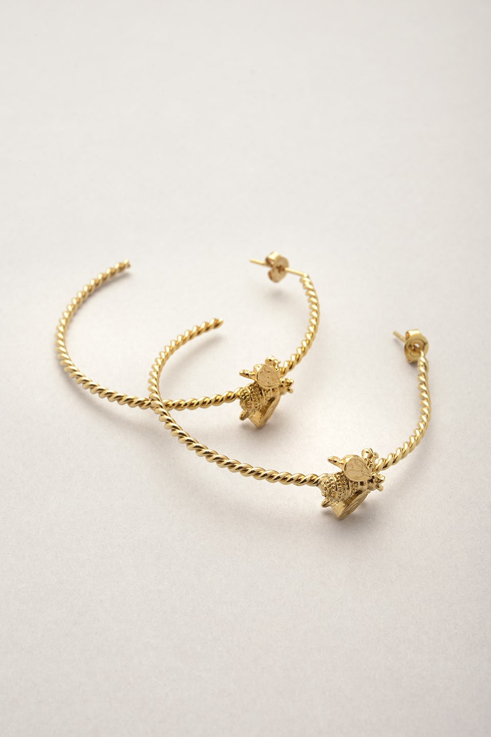 Les boucles créoles dorées avec abeilles Musardise