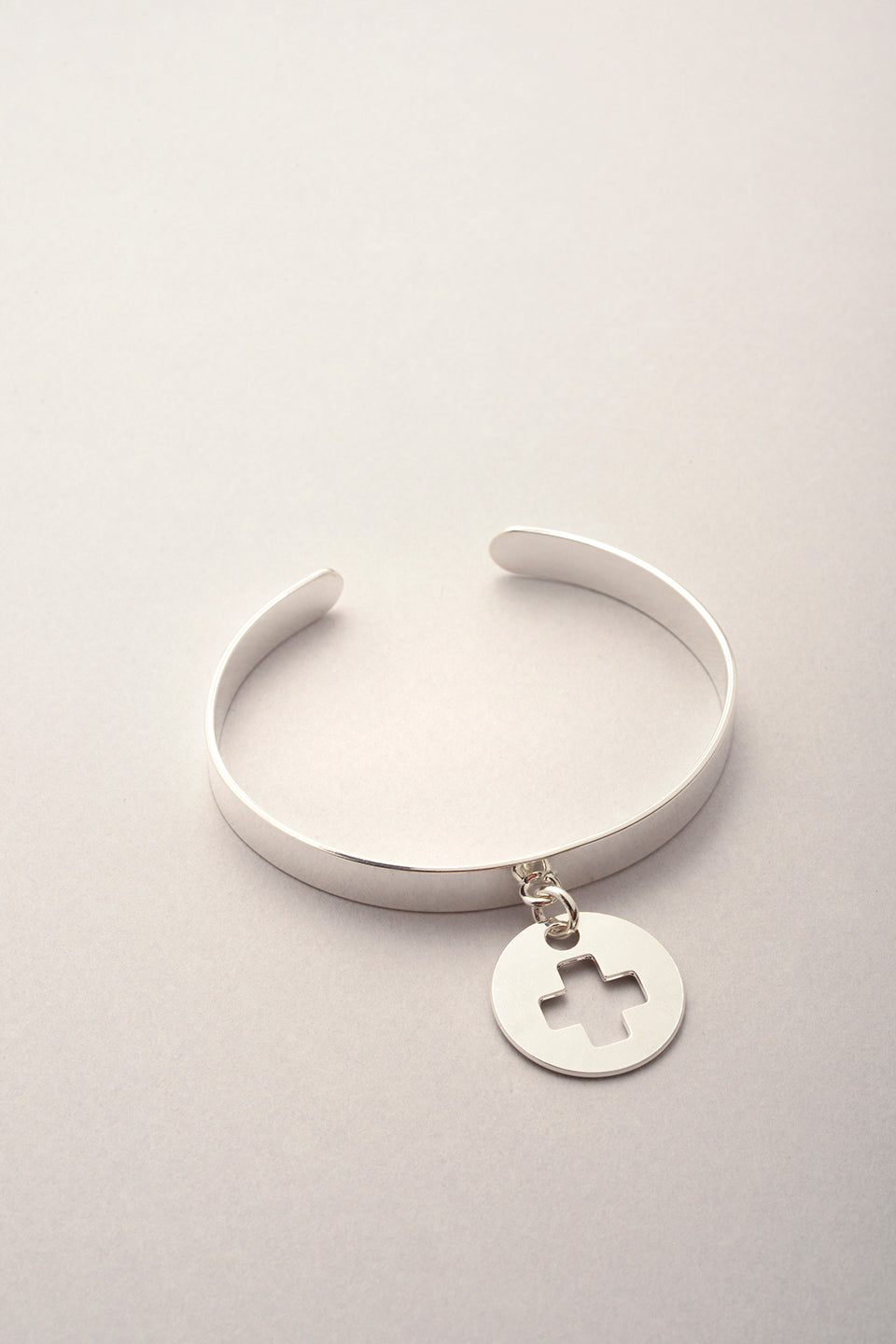 Demi jonc médaille croix "Cruz" fabriqué en France. Bijou pour femme ajustable. 