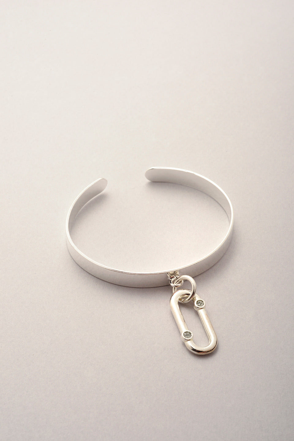 Demi jonc pendentif Ricky strass fabriqué en France. Pendentif oval avec deux strass en résine. 