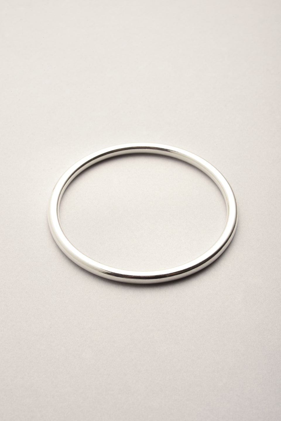 Ce Jonc Argenté simple se porte au quotidien. Ce bijou existe aussi en doré. Bracelet argenté made in France. 