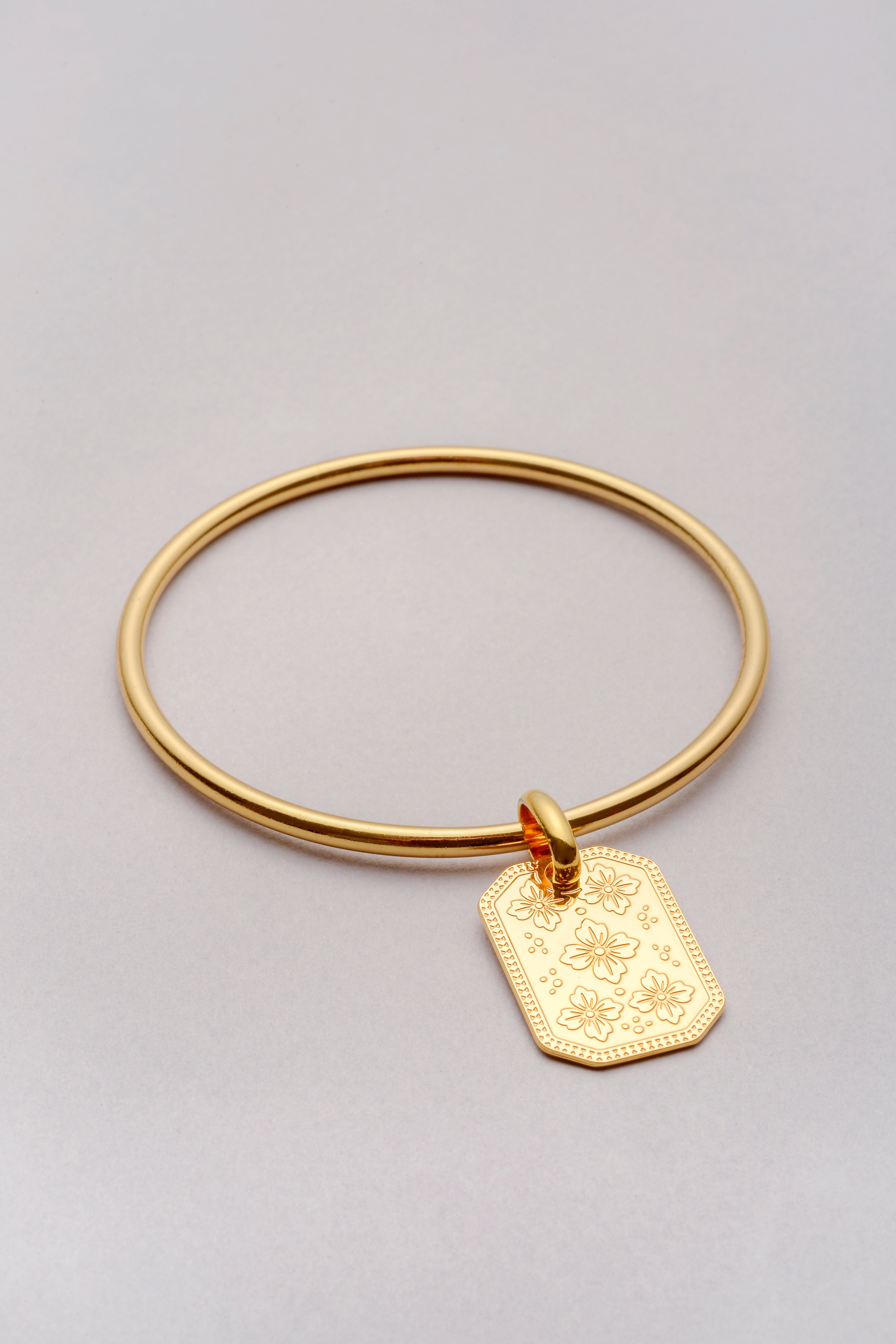 Un jonc intemporel orné du pendentif Sakura, inspiré des fleurs de cerisier. Une création Musardise imaginée et assemblée à Toulouse, disponible en version argentée.