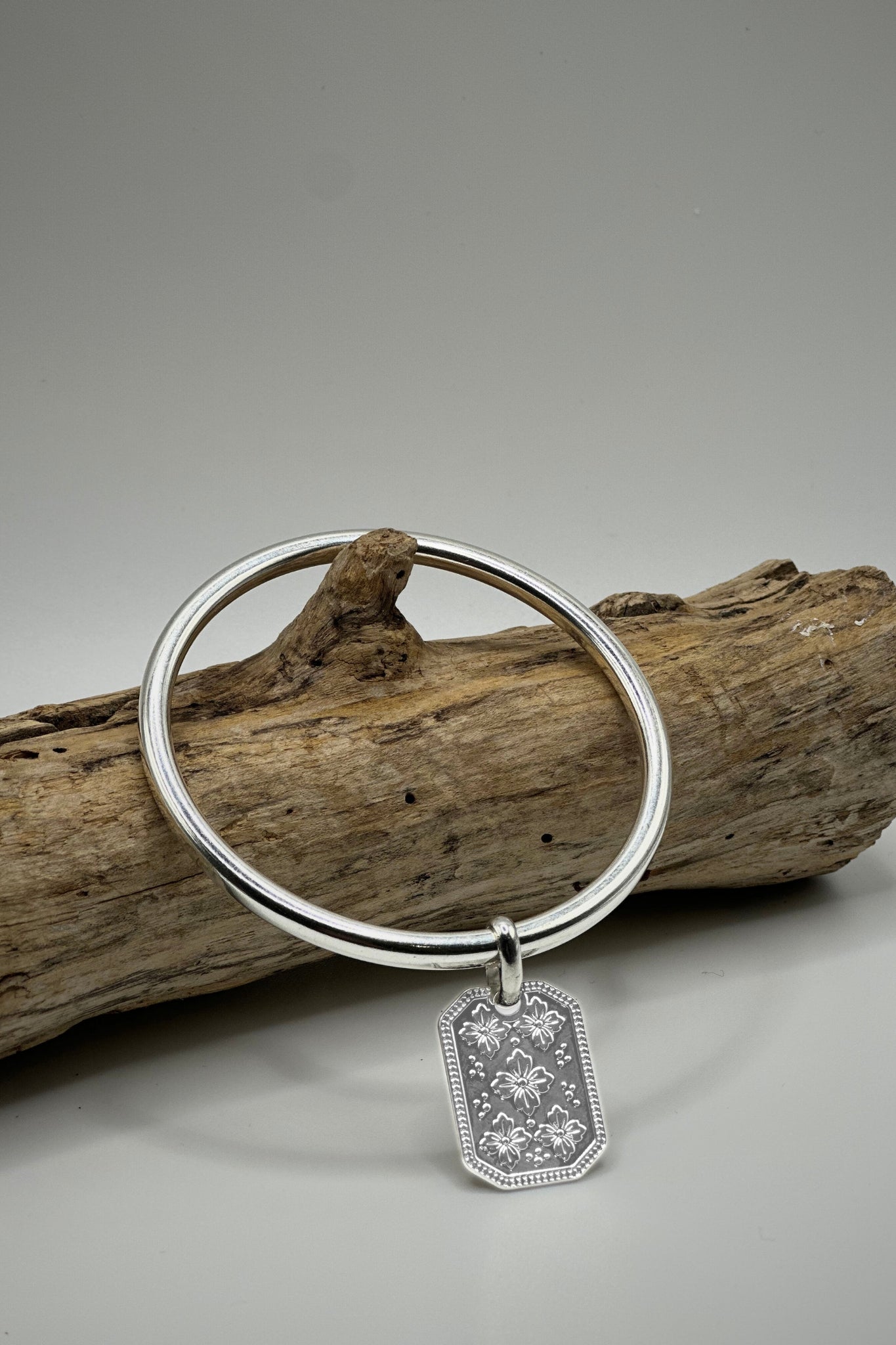 Un jonc intemporel orné du pendentif Sakura, inspiré des fleurs de cerisier. Une création Musardise imaginée et assemblée à Toulouse, disponible en version dorée.