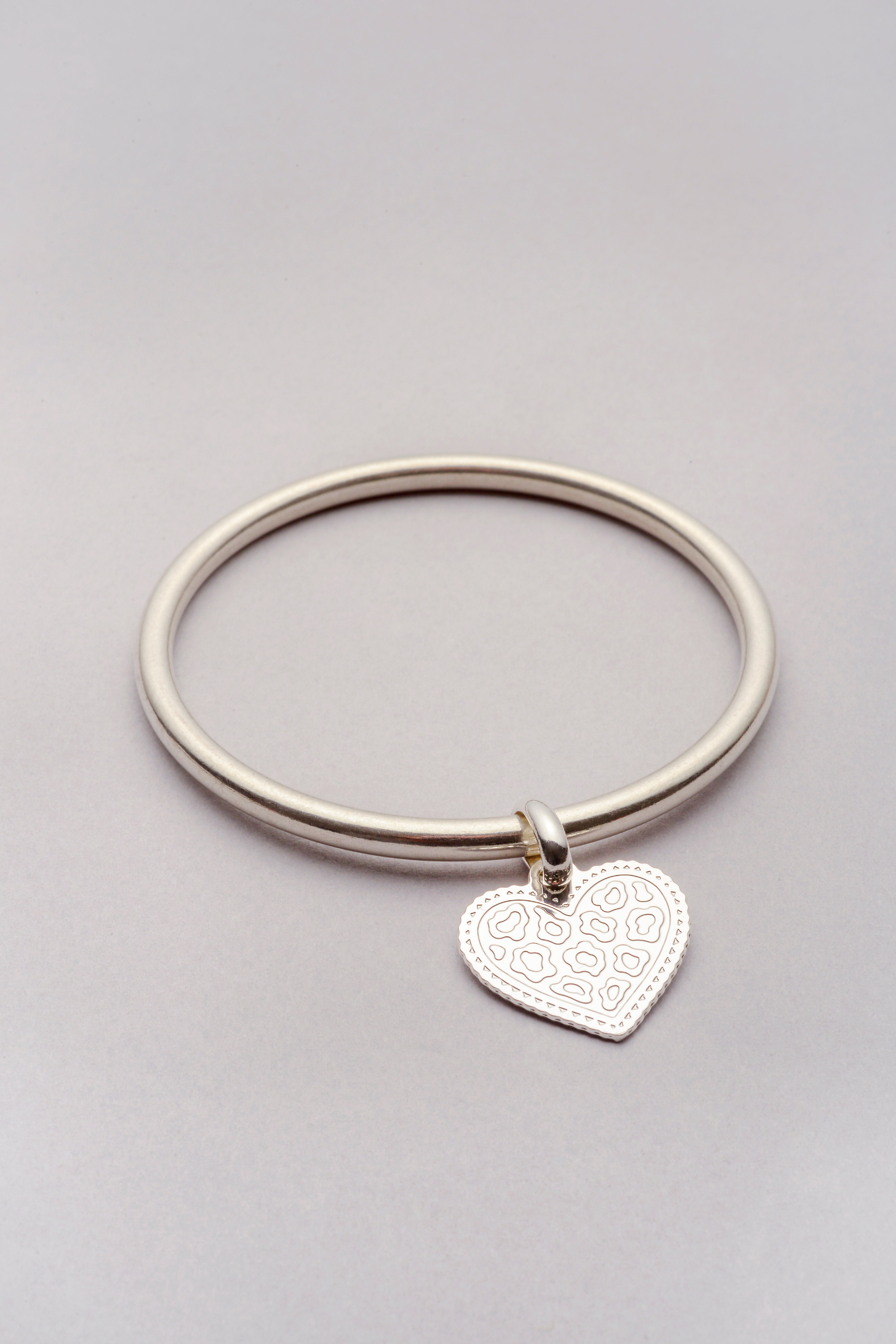 Jonc argenté avec pendentif cœur texturé motif léopard