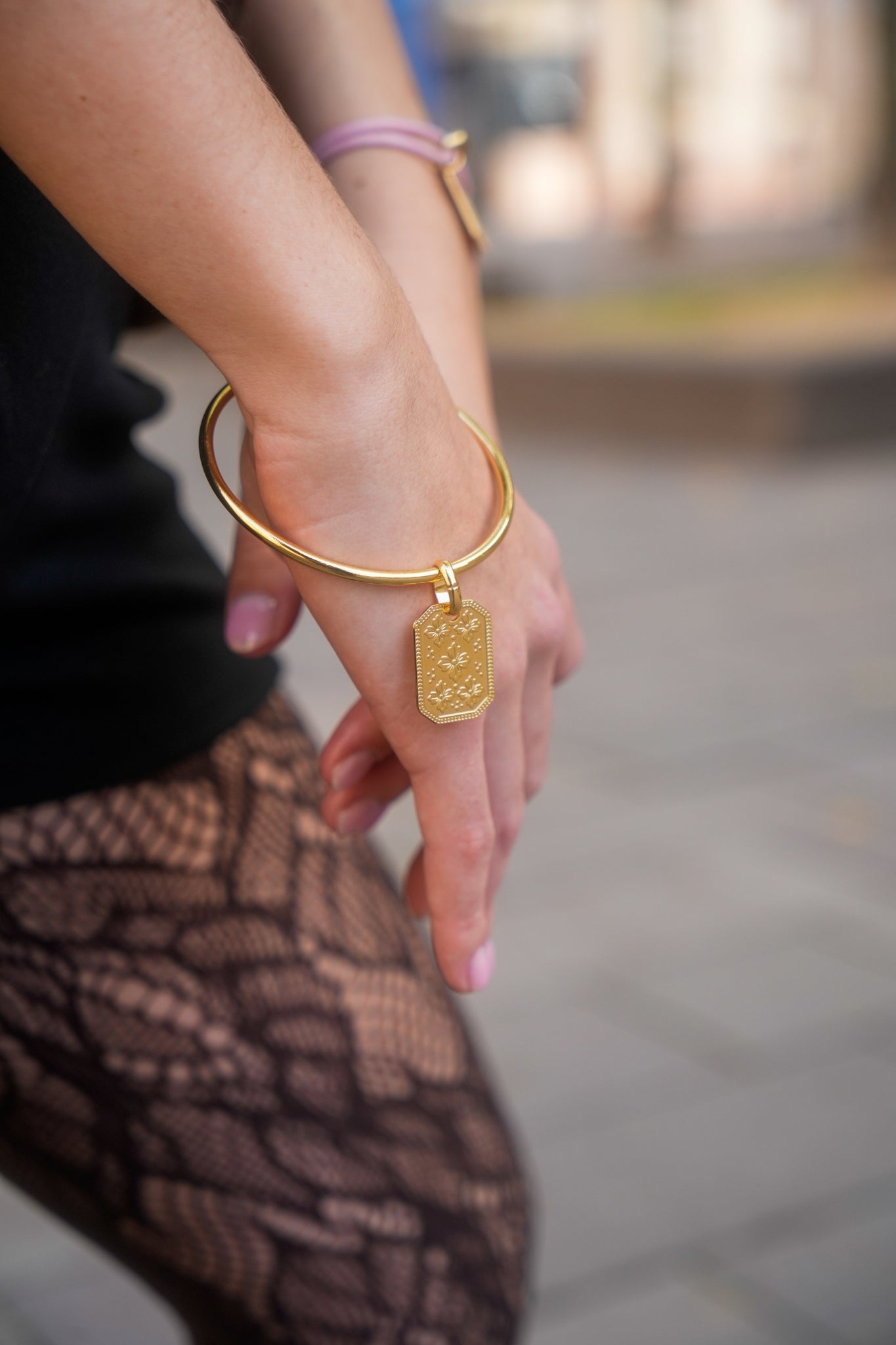 Un jonc intemporel orné du pendentif Sakura, inspiré des fleurs de cerisier. Une création Musardise imaginée et assemblée à Toulouse, disponible en version argentée.