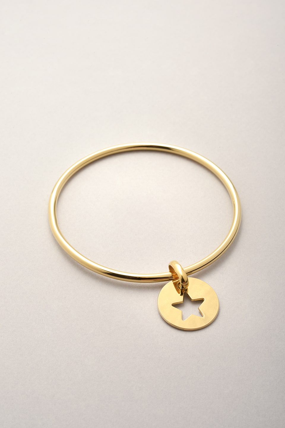 Bracelet jonc avec médaille étoile doré fabriqué en France. Ce bijou doré pour femme existe en plusieurs tailles. 