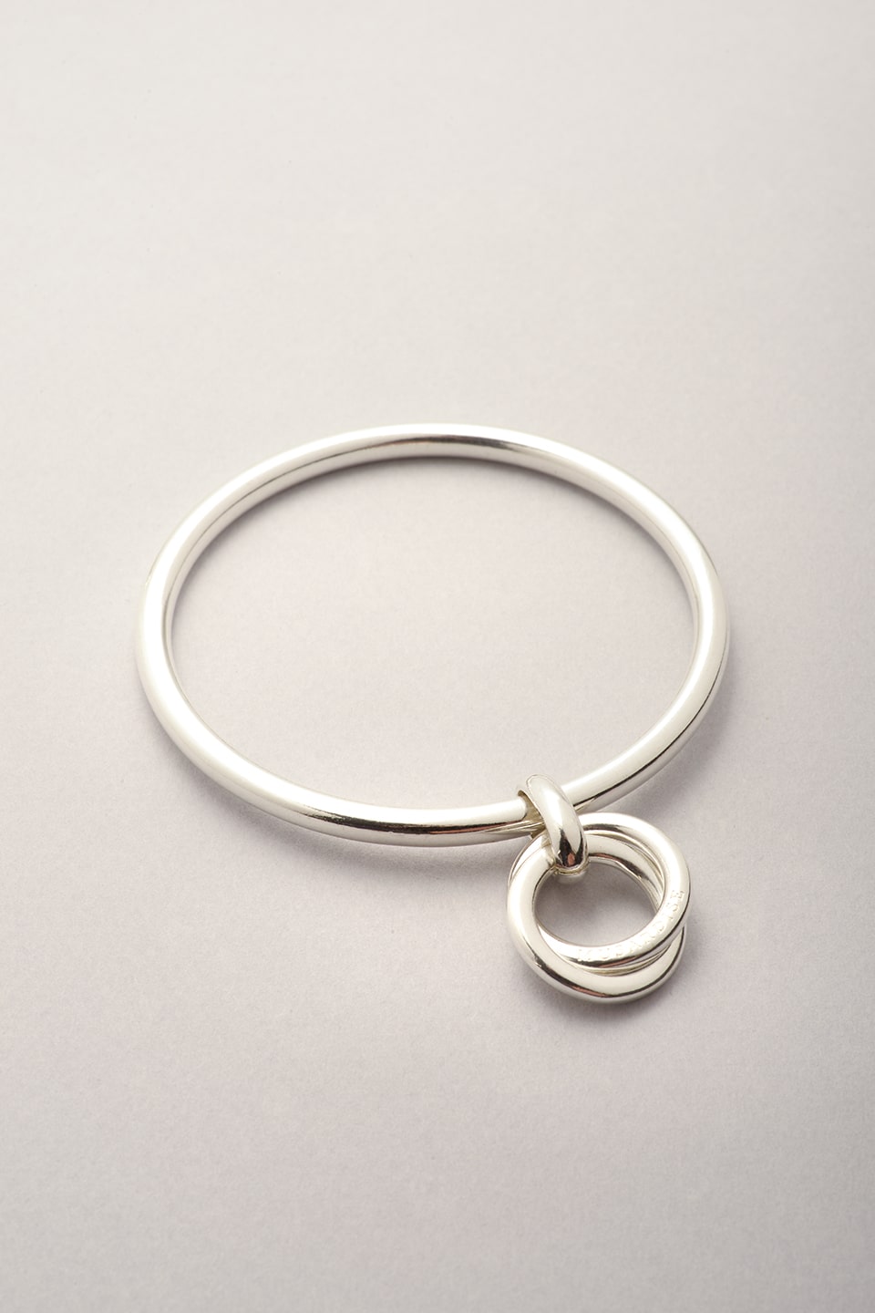 Ce jonc pendentif anneaux entrelacés "Chloé" est argenté et fabrique en France. Bijou pou femme argenté qui existe en plusieurs tailles. 