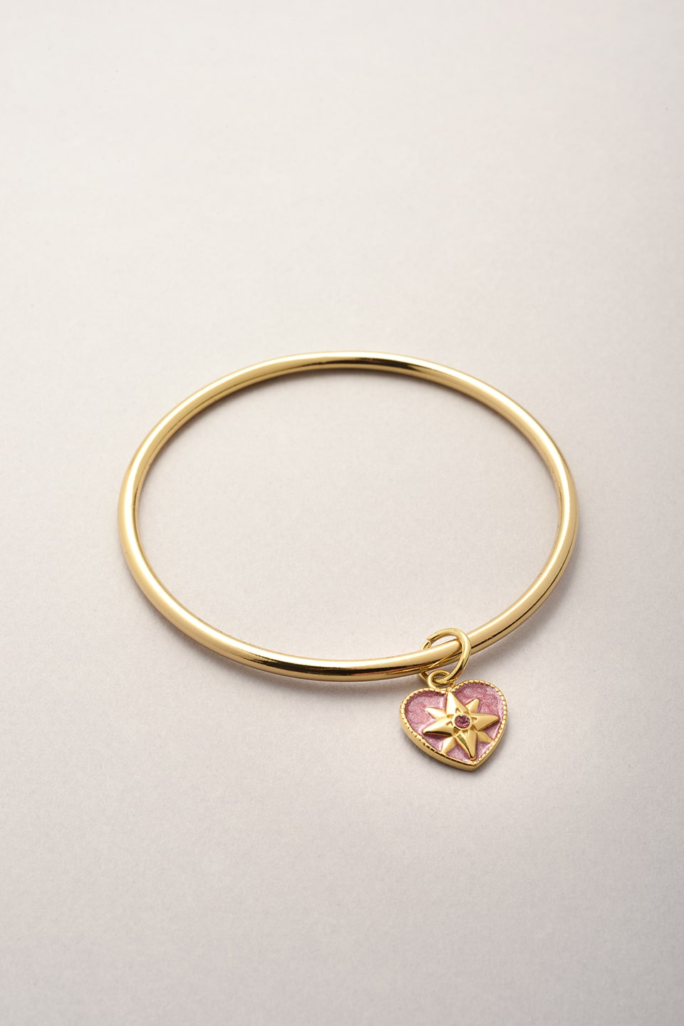 Ce jonc doré est composé d'un pendentif avec un coeur strass coloré. Bijou fabriqué en France.