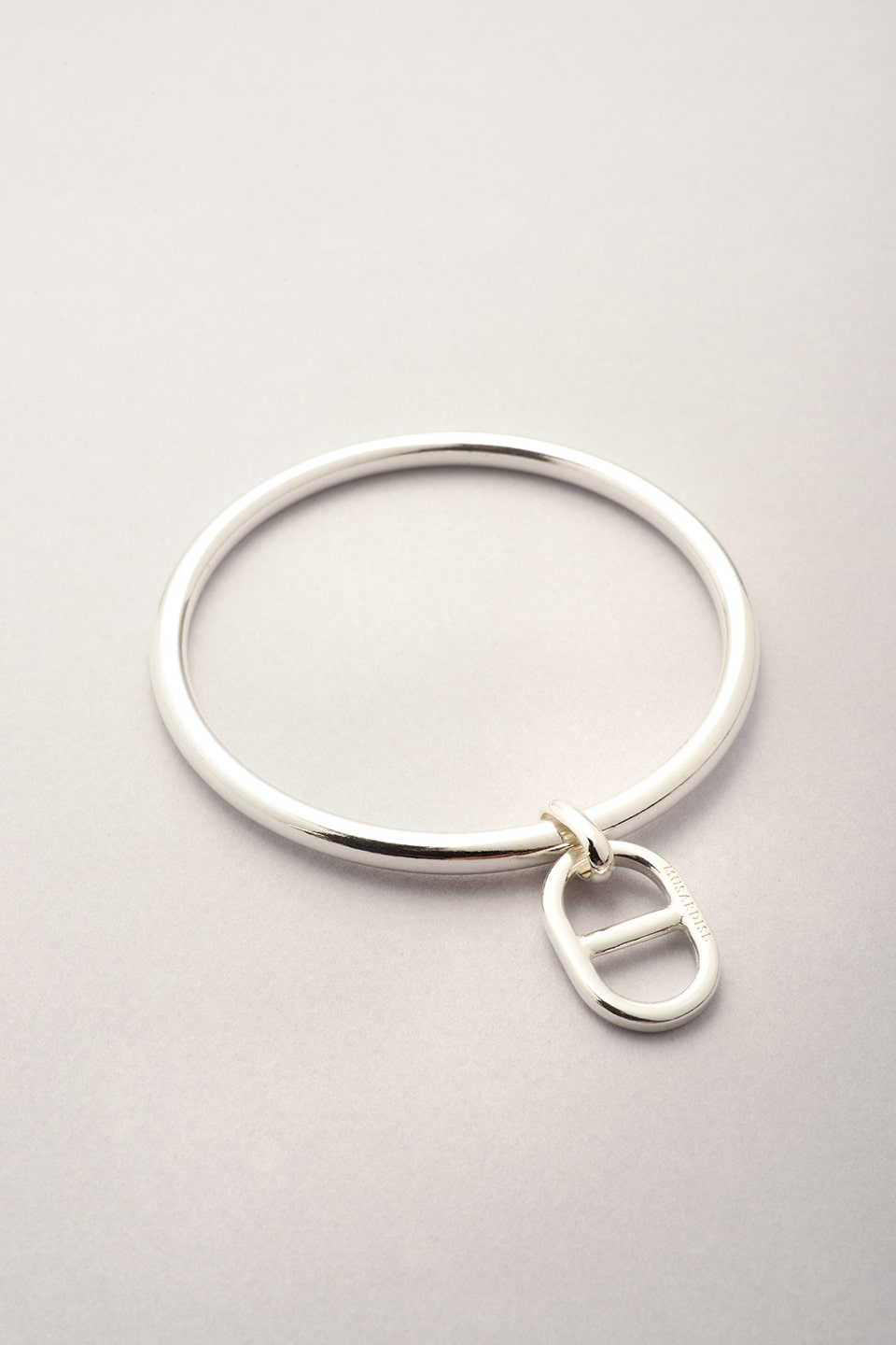 Ce Jonc pendentif maille argenté existe en plusieurs tailles. Bijou pour femme fabriqué en France. 