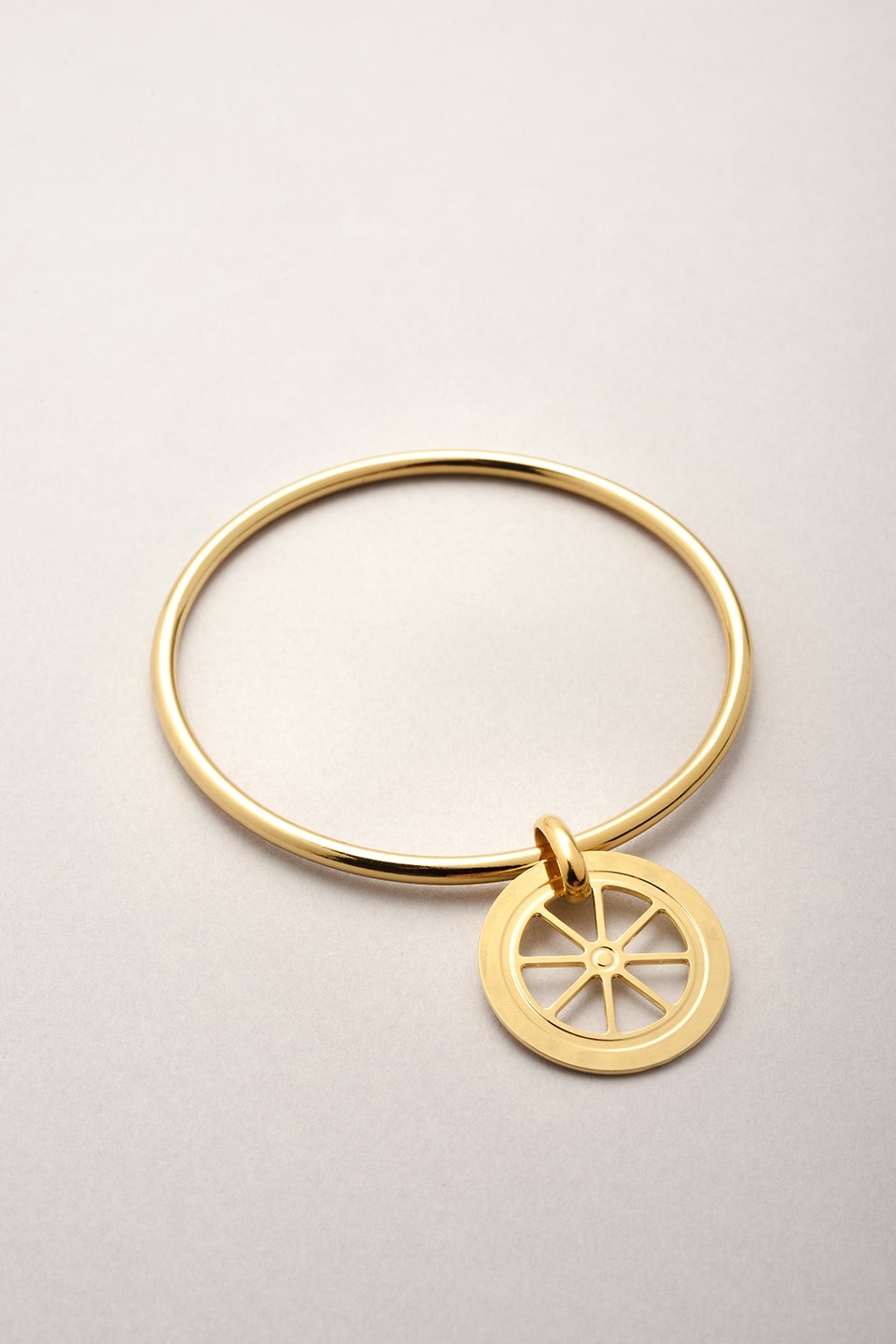 Ce jonc est composé d'une jolie base dorée et d'un pendentif en forme de Roue. Musardise la bijouterie itinérante a imaginé un bracelet qui s'inspire du triporteur bijoux. 