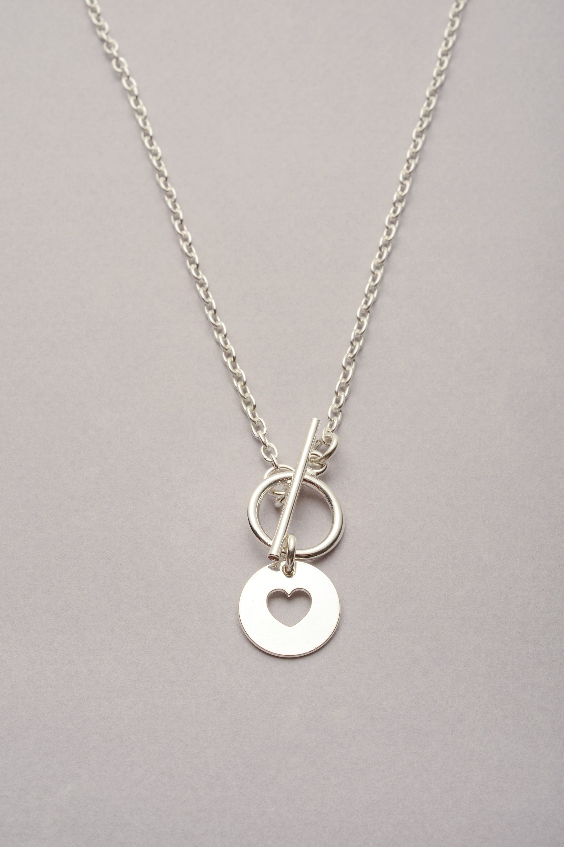 Le collier chaîne fine médaille coeur argenté "Lou" est fabriqué en France. Bijou pour femme existe aussi en doré. 