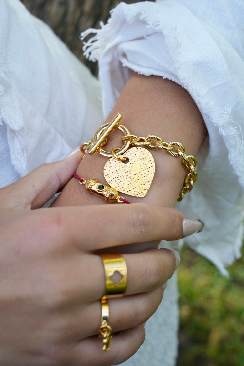 Bracelet Scarlett Cœur je t’aime doré porté – Musardise