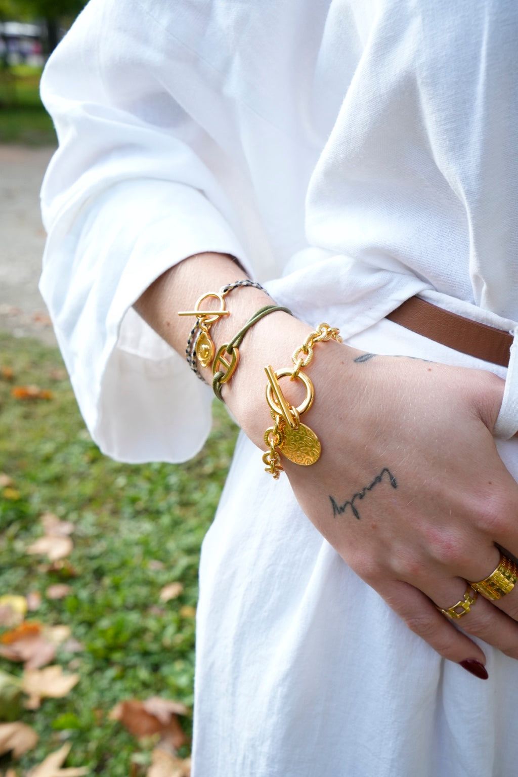 Bracelet Scarlett léopard doré porté – Musardise