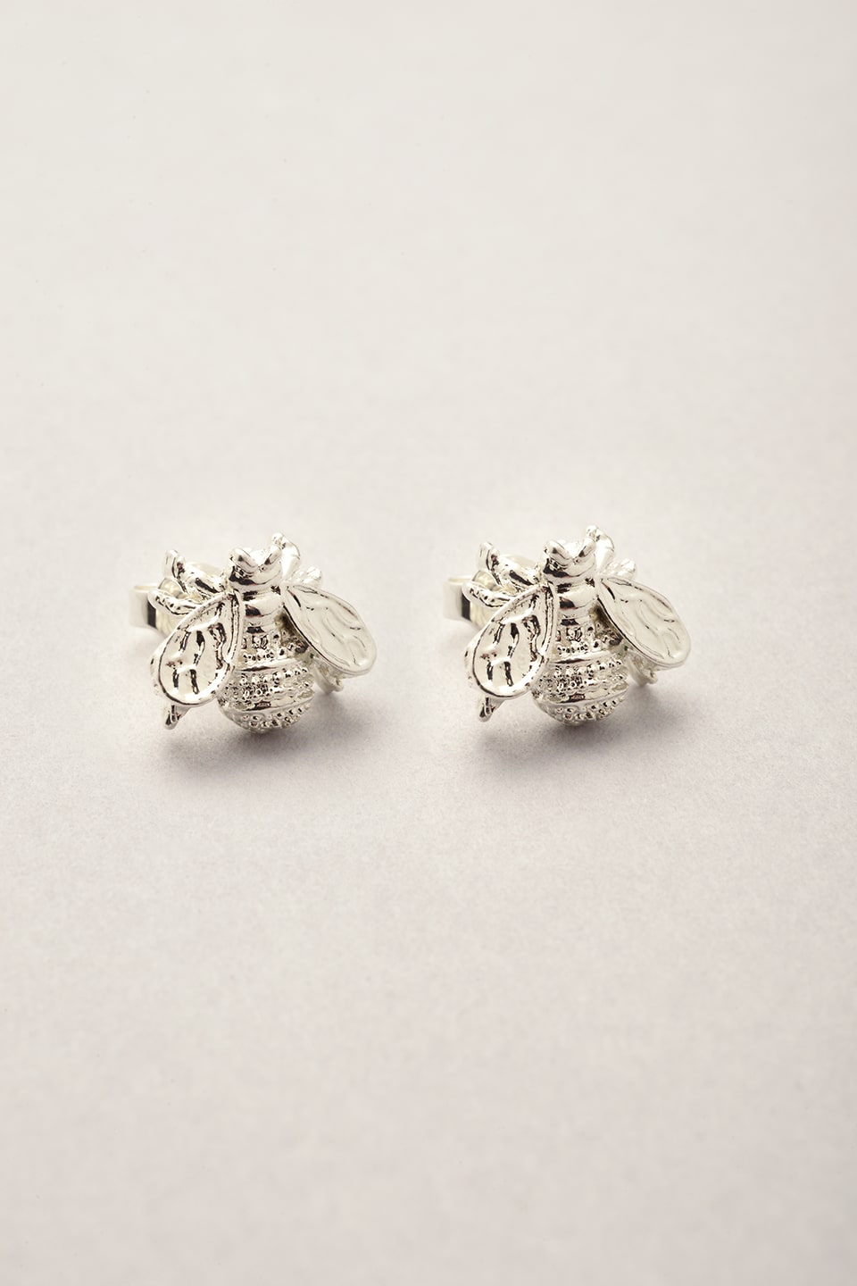 Les puces d'oreilles "Beelie" représentant des abeilles dans la catégorie boucle d'oreilles de Musardise