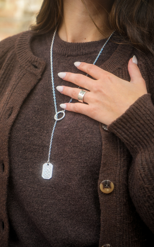 Sautoir Daya Sakura argenté avec pendentif fleurs de cerisier. Chaîne longue assemblée en France. Un bijou fluide et lumineux, parfait pour offrir ou sublimer une tenue.