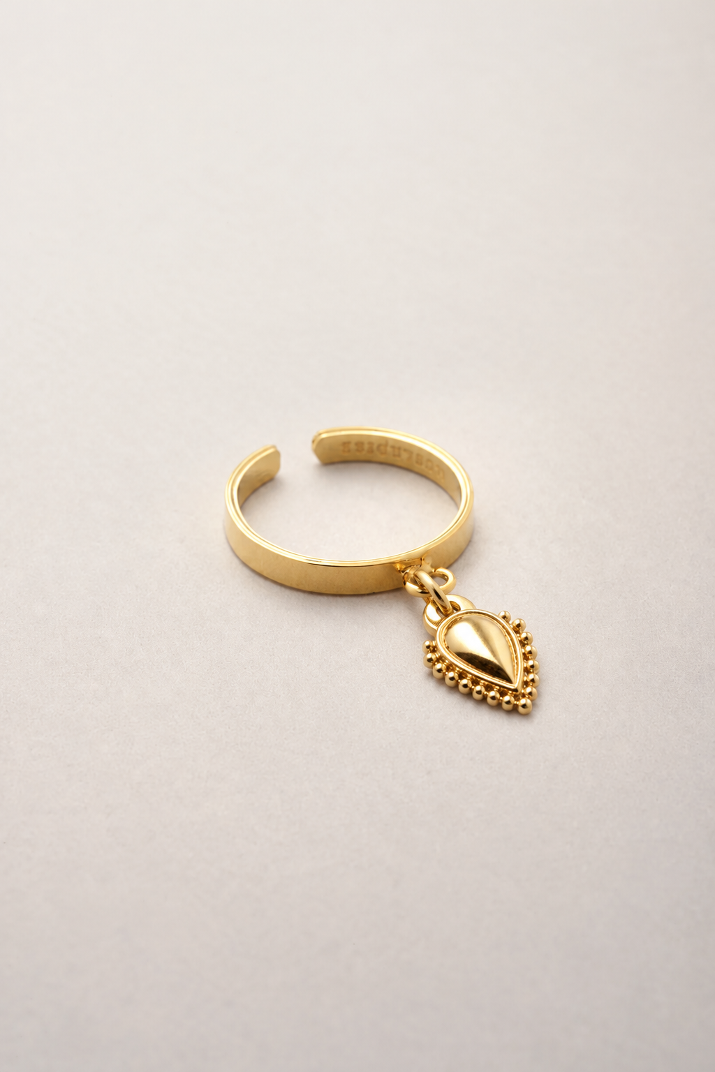 Bague fine dorée Esmée Musardise avec pendentif goutte