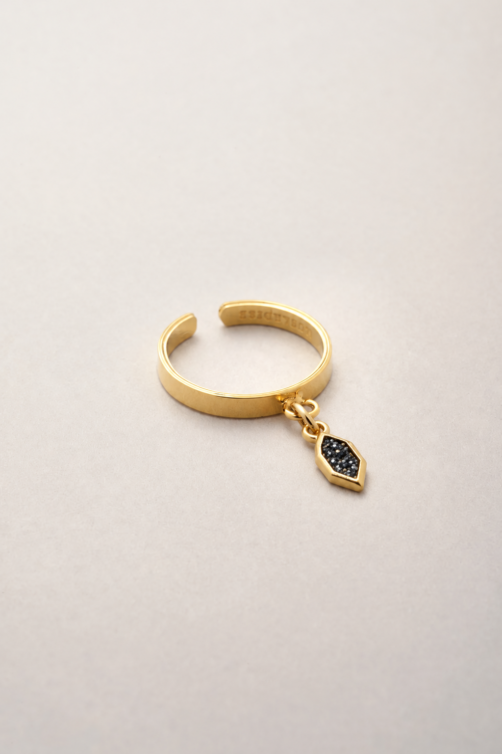 Bague fine dorée strass Musardise avec pendentif anthracite scintillant