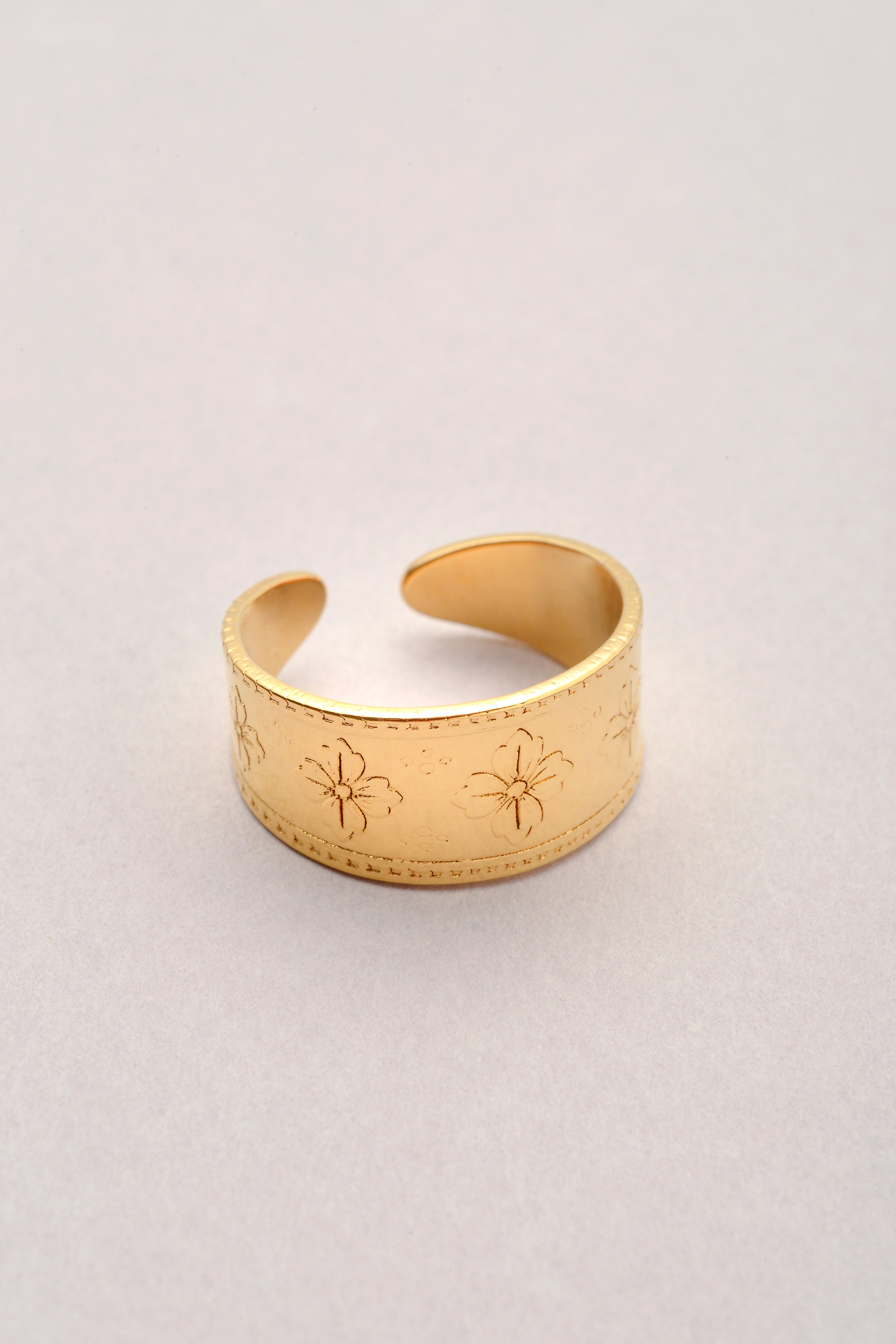 Bague Sakura dorée, gravée du motif fleuri inspiré des cerisiers. Une création Musardise imaginée et assemblée à Toulouse, ajustable et pensée pour le quotidien.