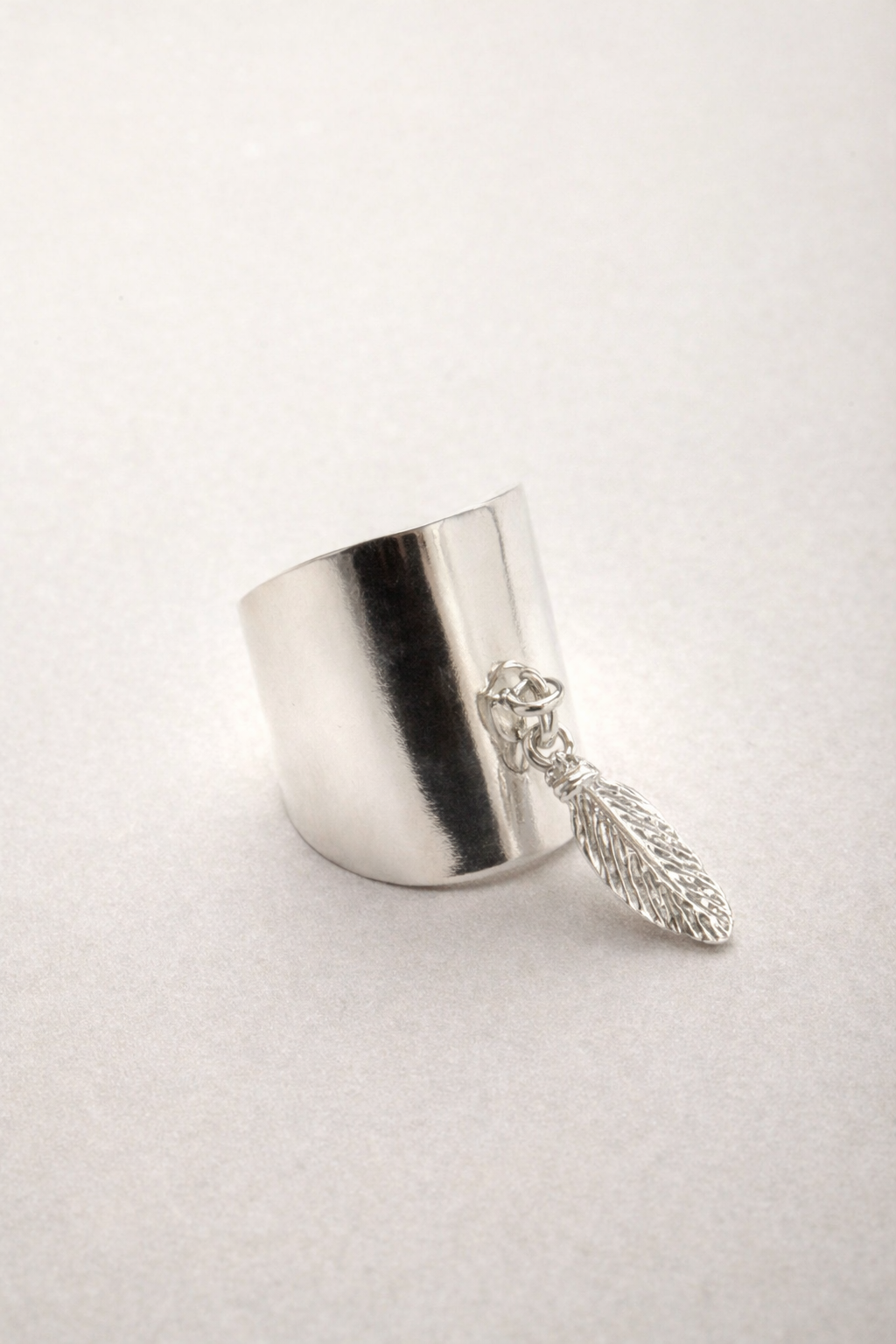 Bague large plume argentée