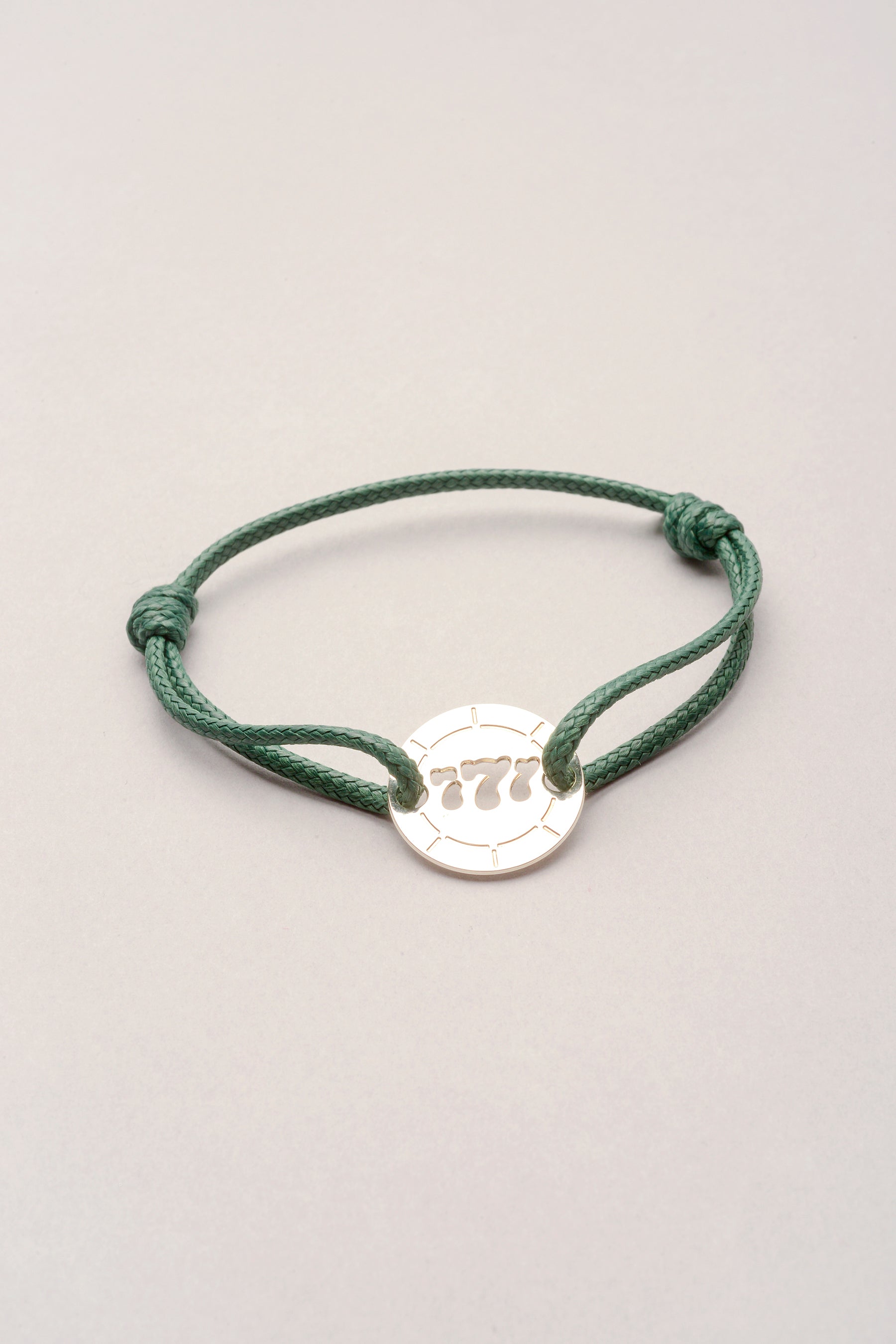 Bracelet cordon vert avec médaille 777 argenté – Musardise