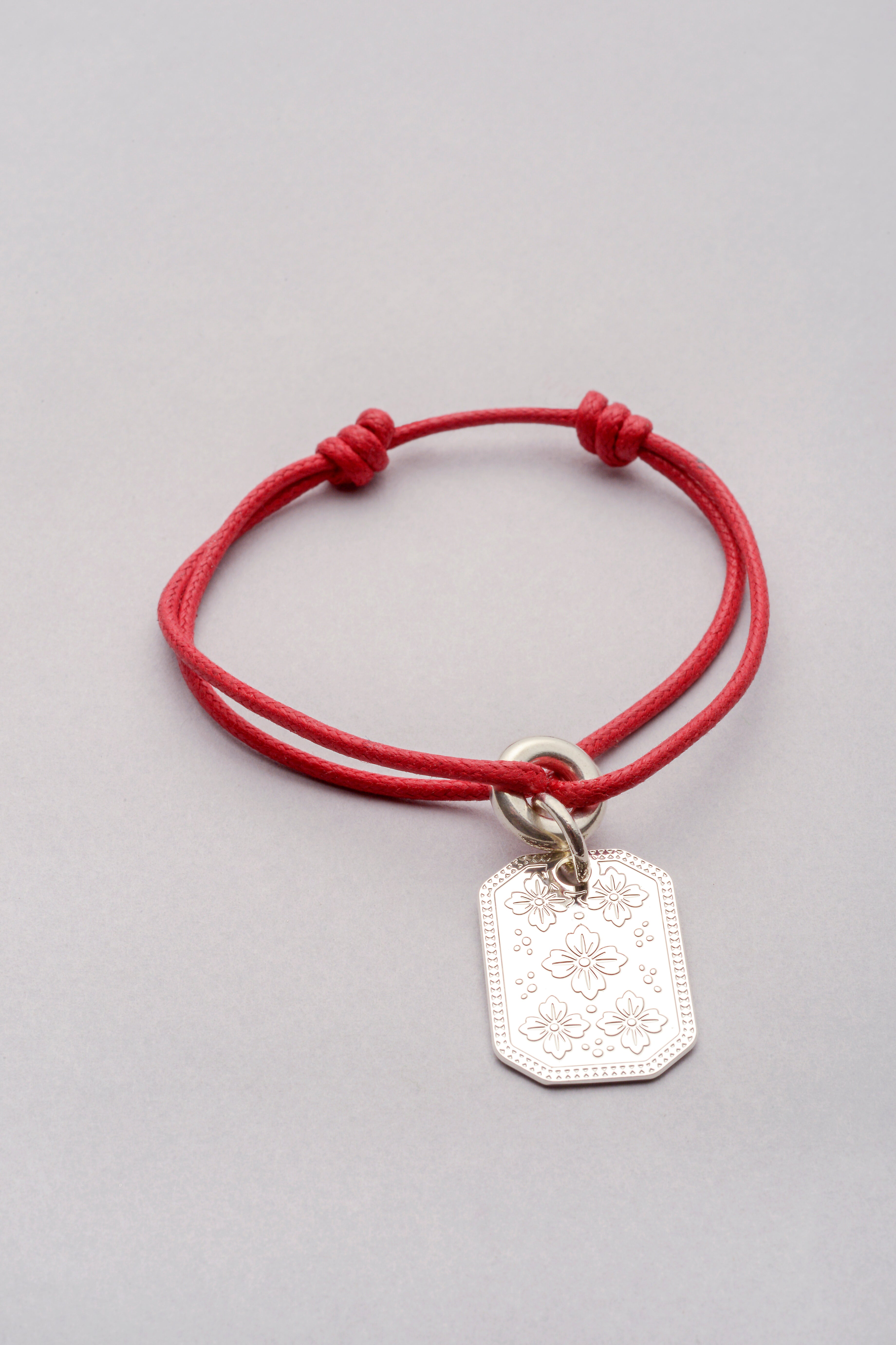 Bracelet cordon rouge Liv avec pendentif Sakura argenté – Musardise