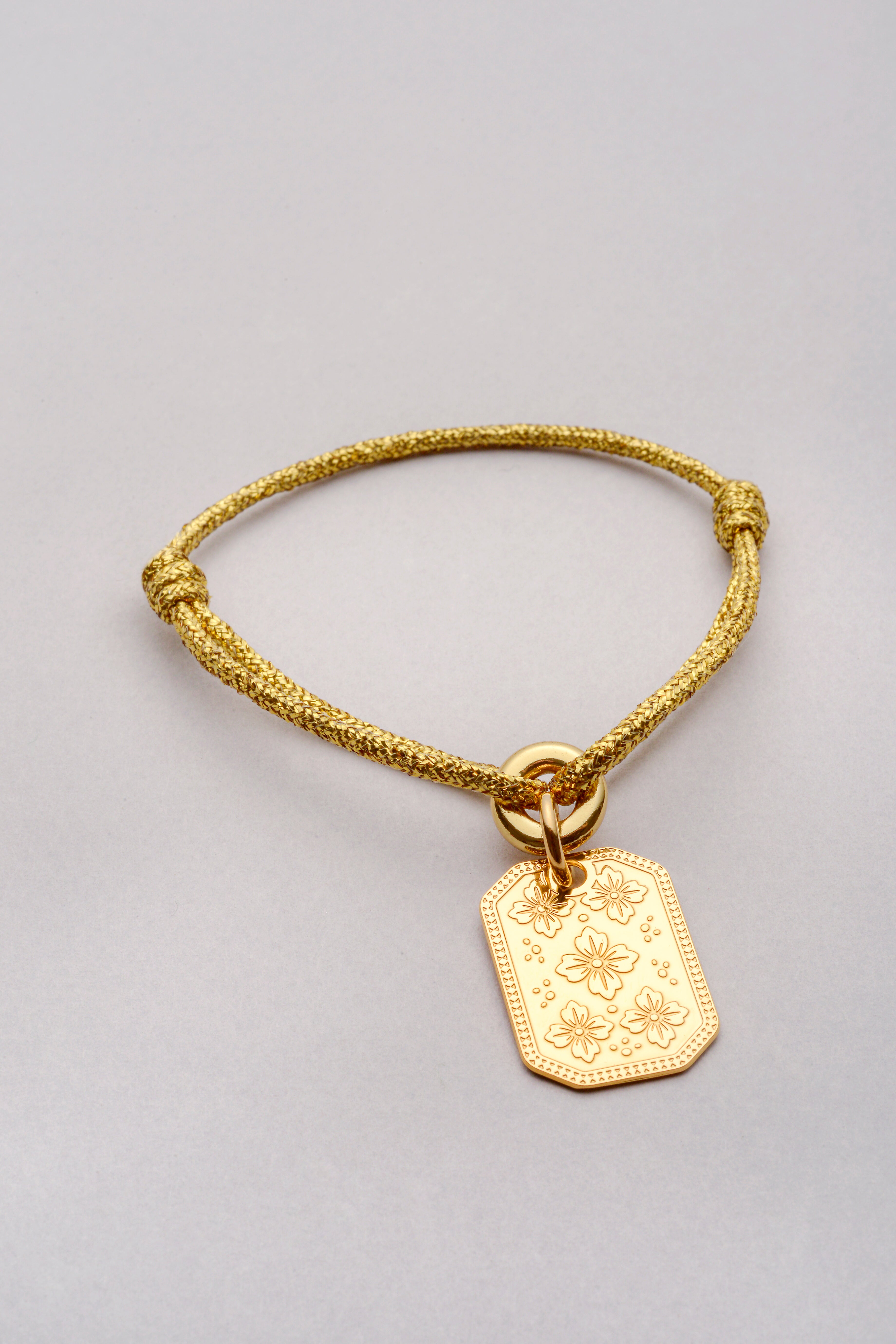 Bracelet Liv cordon doré avec pendentif Sakura doré – Musardise