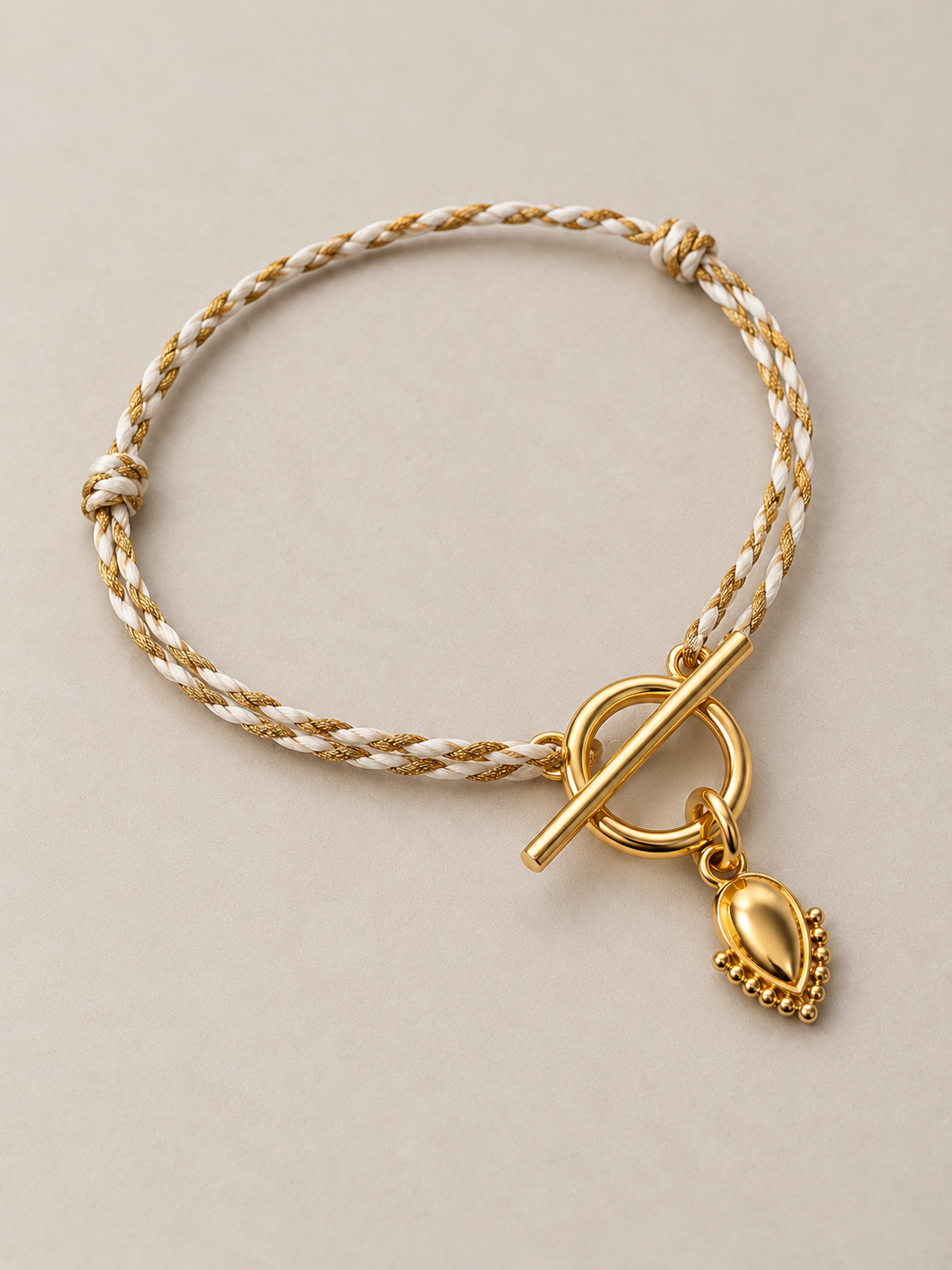 Bracelet Lou Esmée tressé doré sur cordon écru et doré avec pendentif goutte