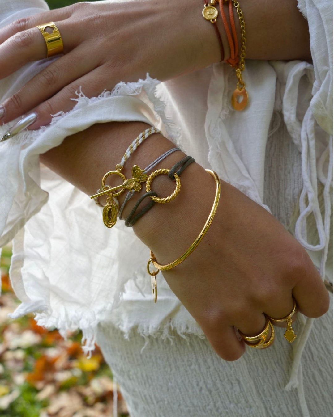 Bracelets torsadé et papillon dorés Musardise portés