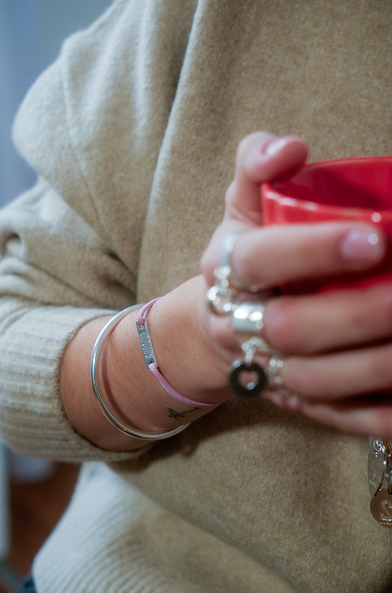 Bracelet sur cordon coloré réglable avec sa plaque argentée gravée "AMOUR" - Musardise