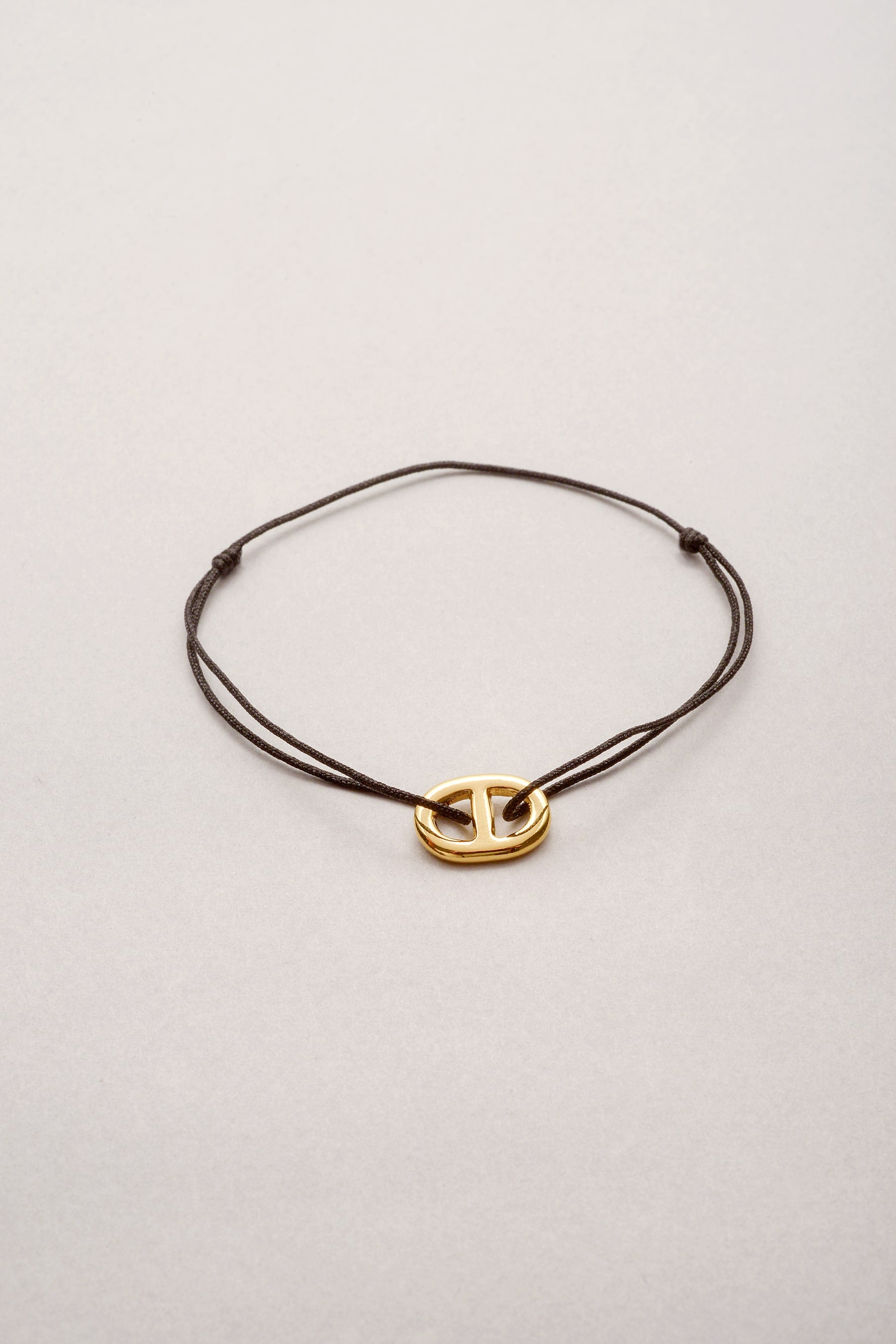 Bracelet mini maille dorée Musardise, bijou fantaisie français en cordon fin coloré personnalisable avec pendentif doré maille marine, assemblé à la main à Toulouse.