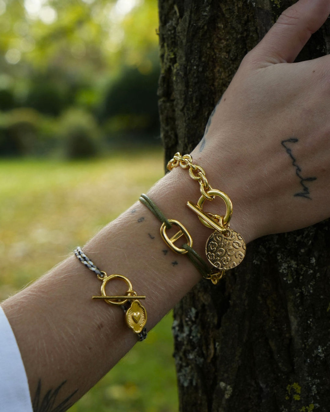 Bracelets petite maille doré, Scarlett léopard doré et Lou cœur Bohème tressé portés au poignet