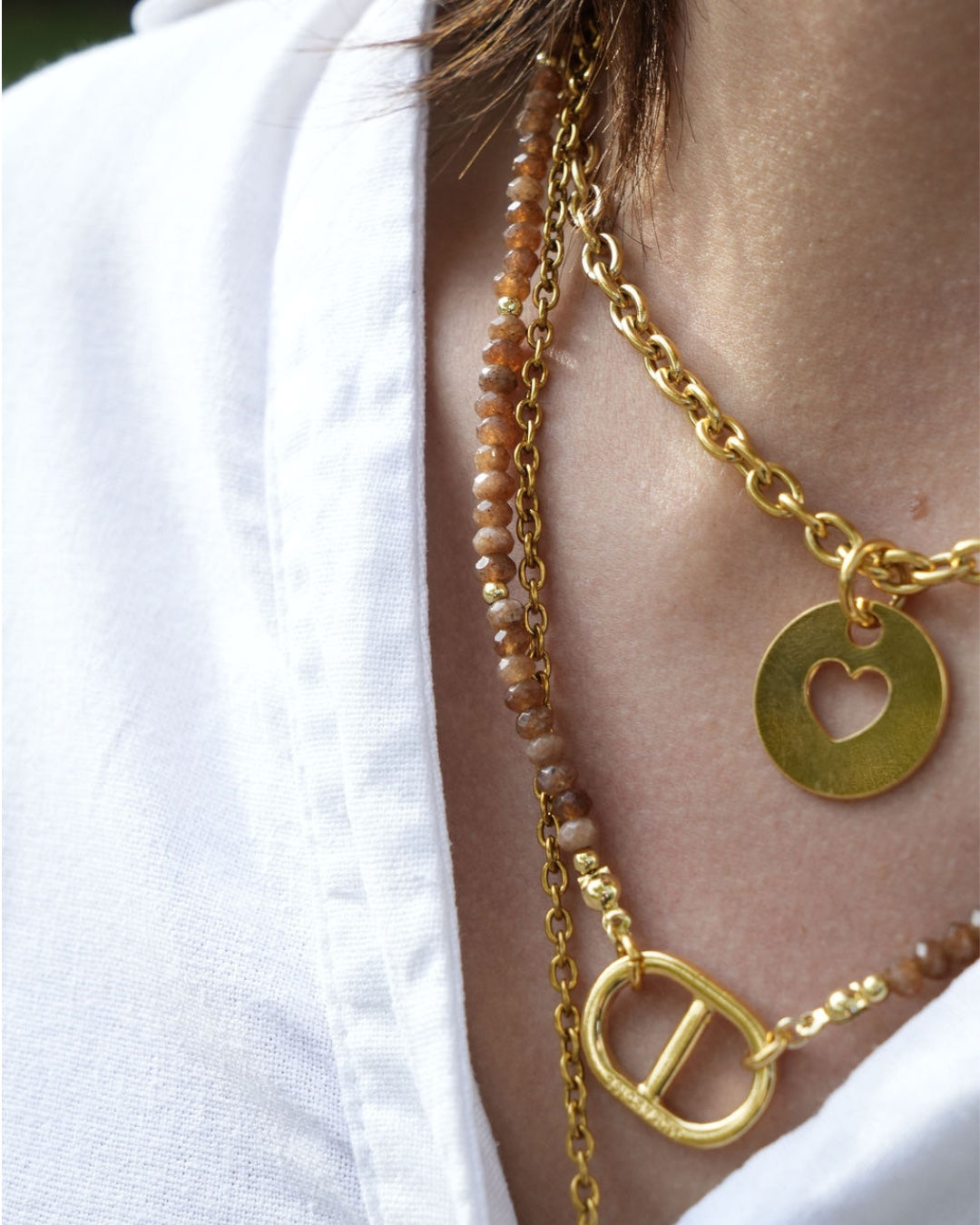 Collier Alma cœur doré et collier maille perles doré portés